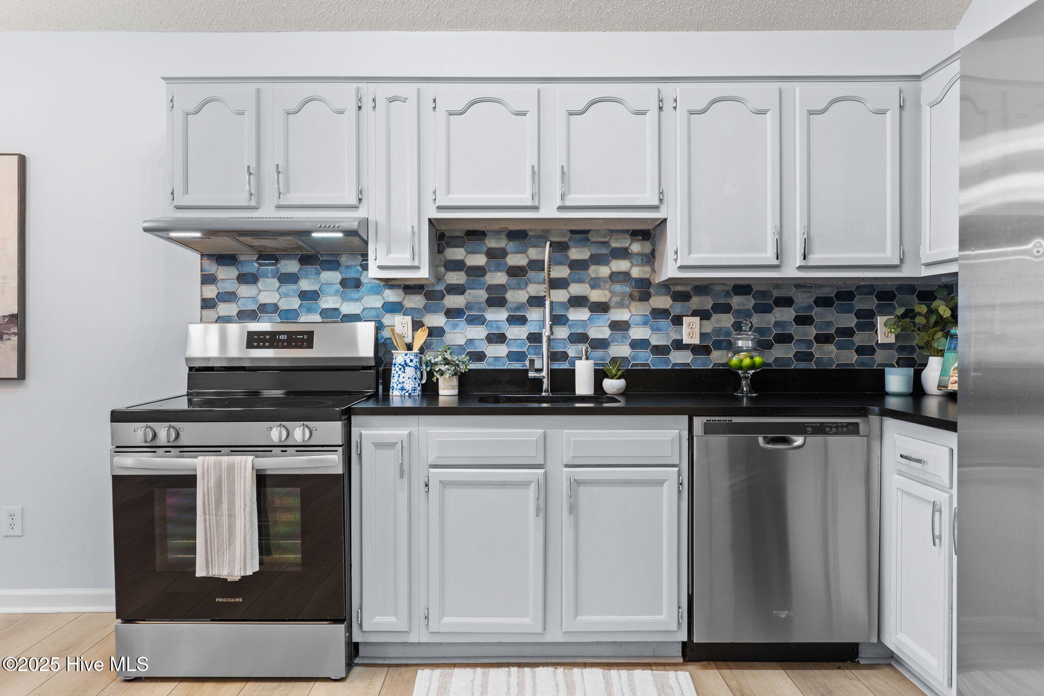 100534947 | Photo 12