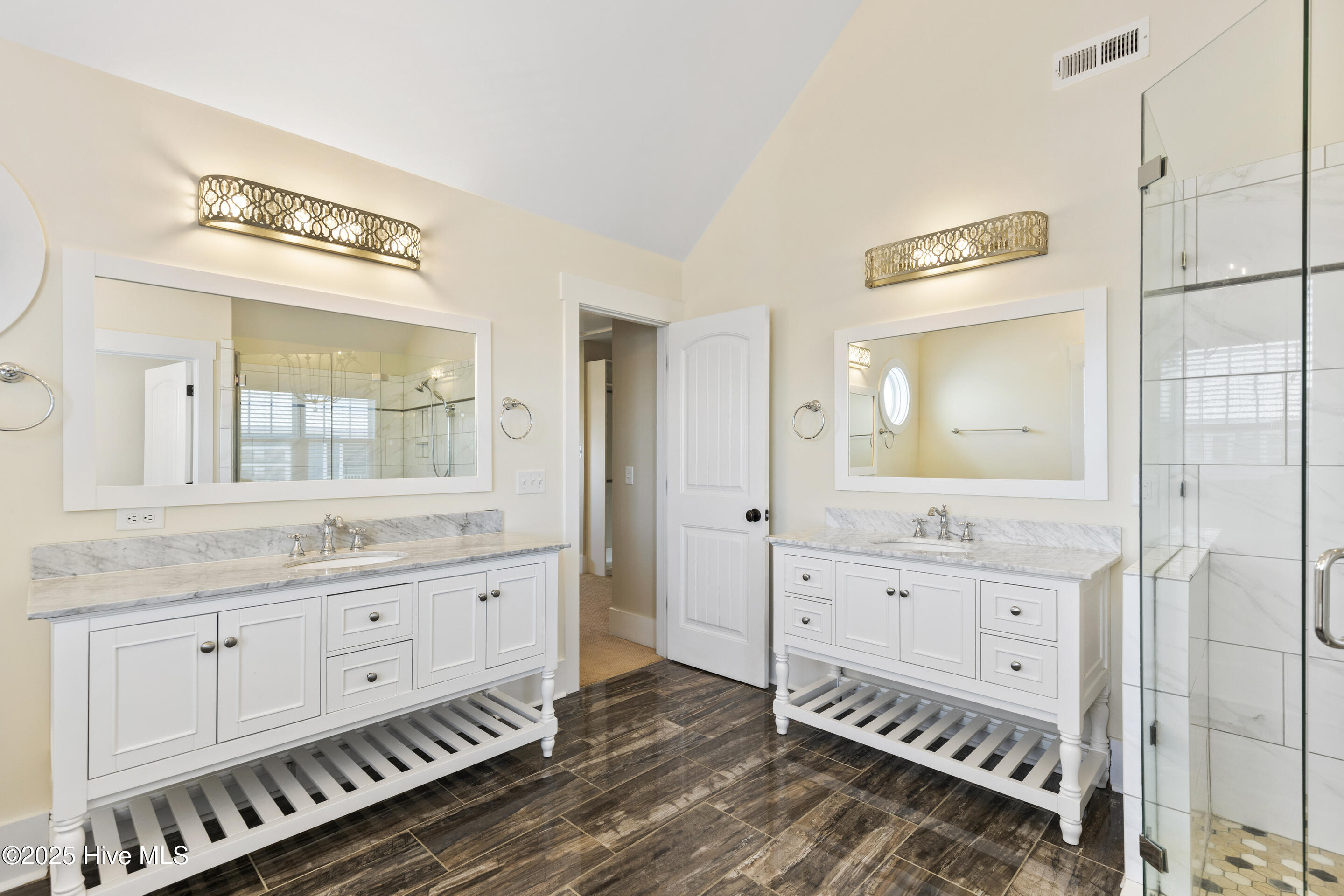 100546284 | Photo 49