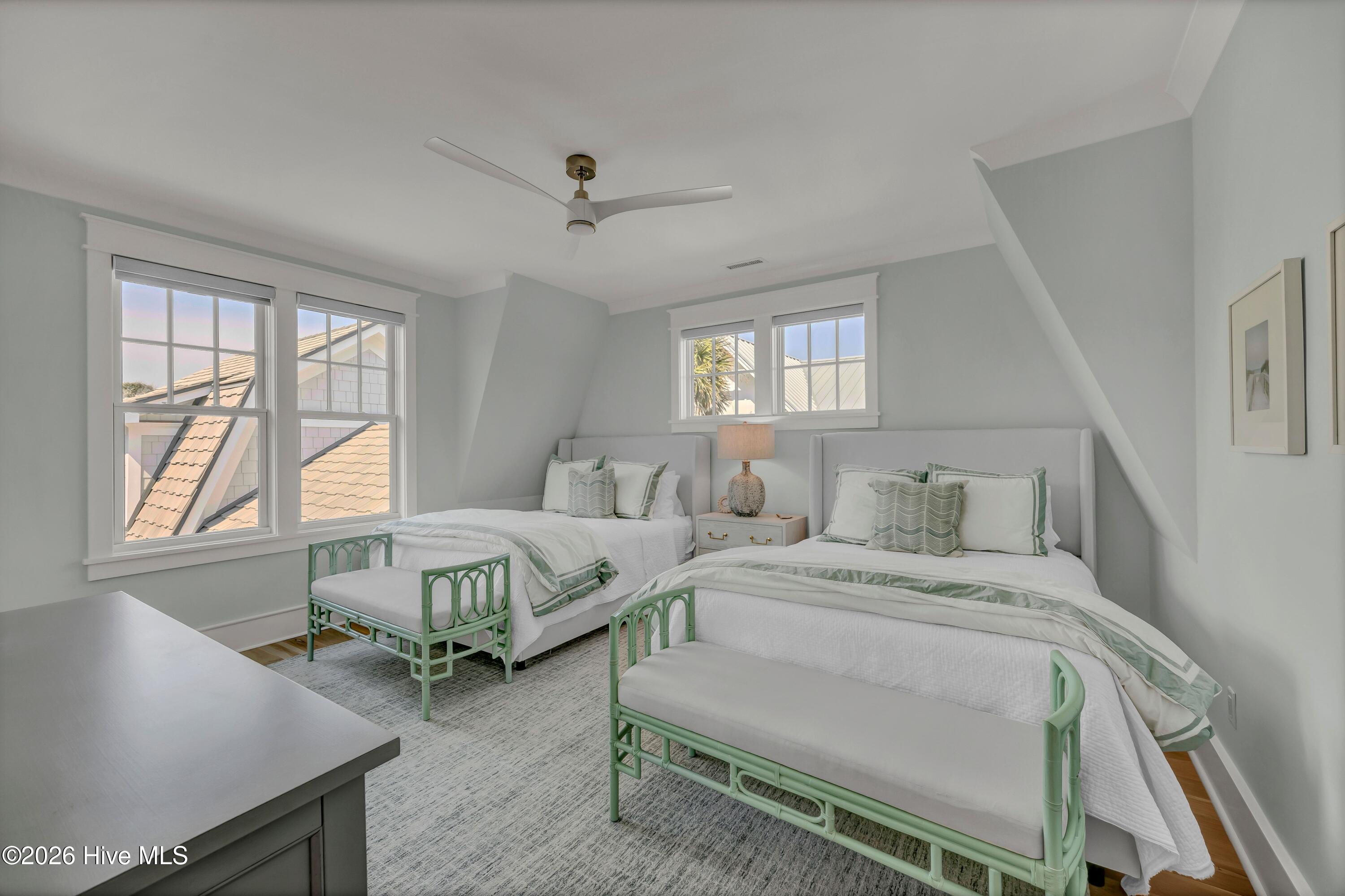 100567930 | Photo 39