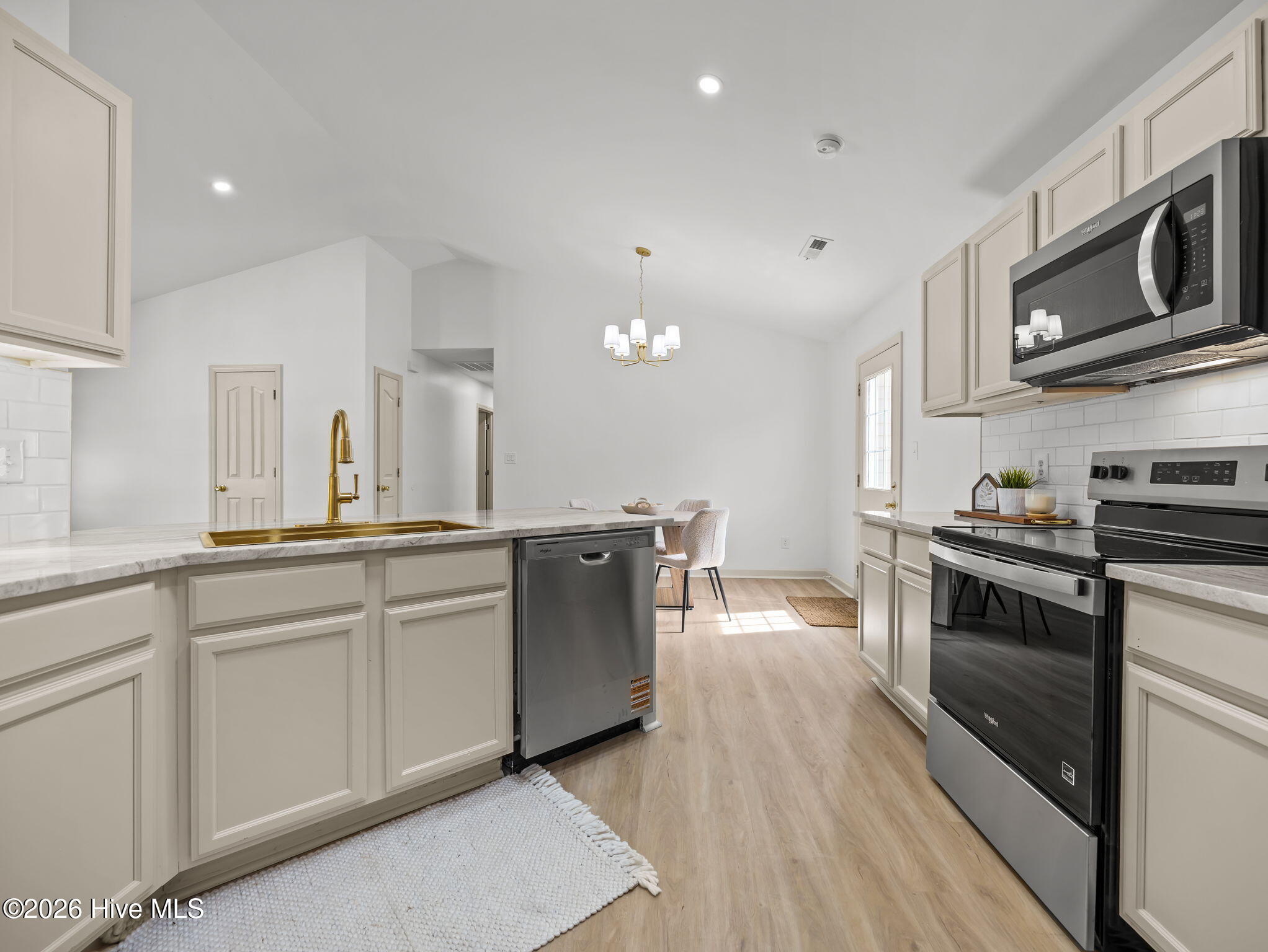 100565884 | Photo 13