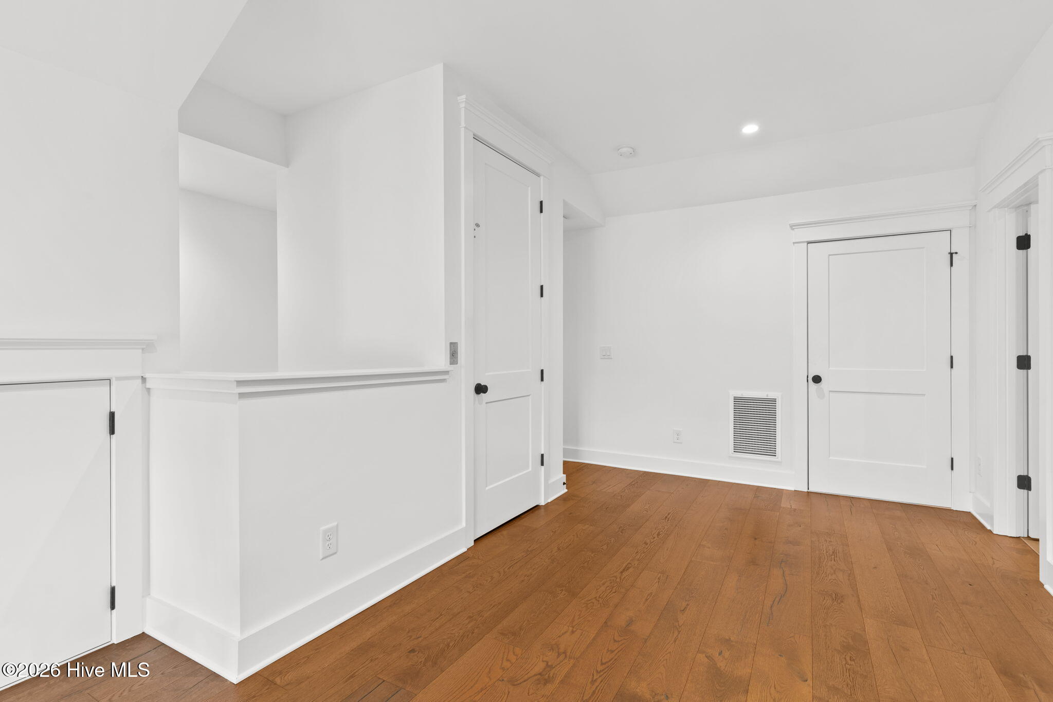 100569048 | Photo 24