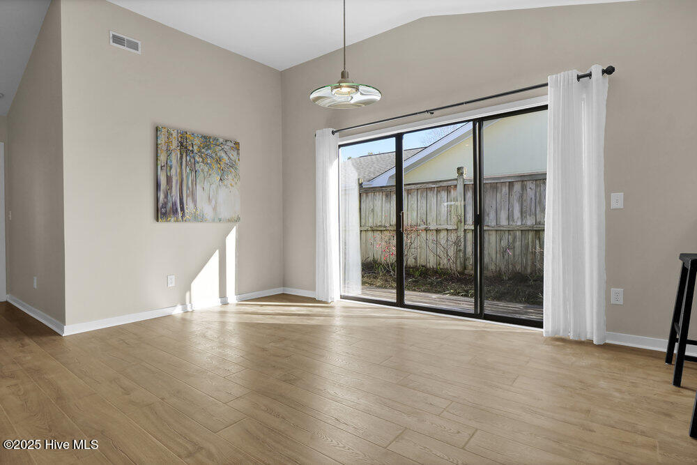 100541814 | Photo 15