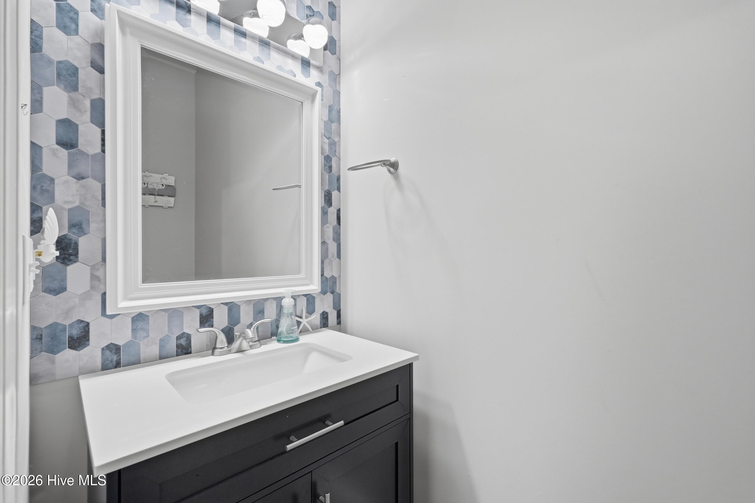 100570242 | Photo 17