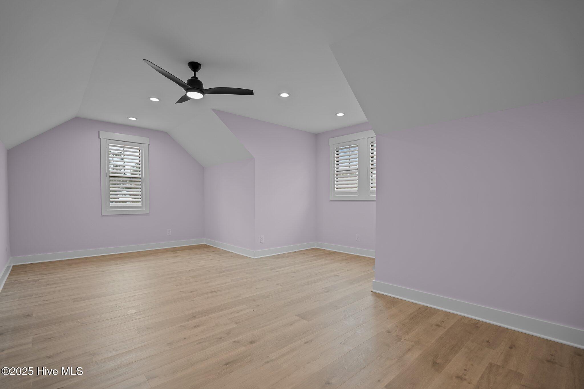 100549566 | Photo 27