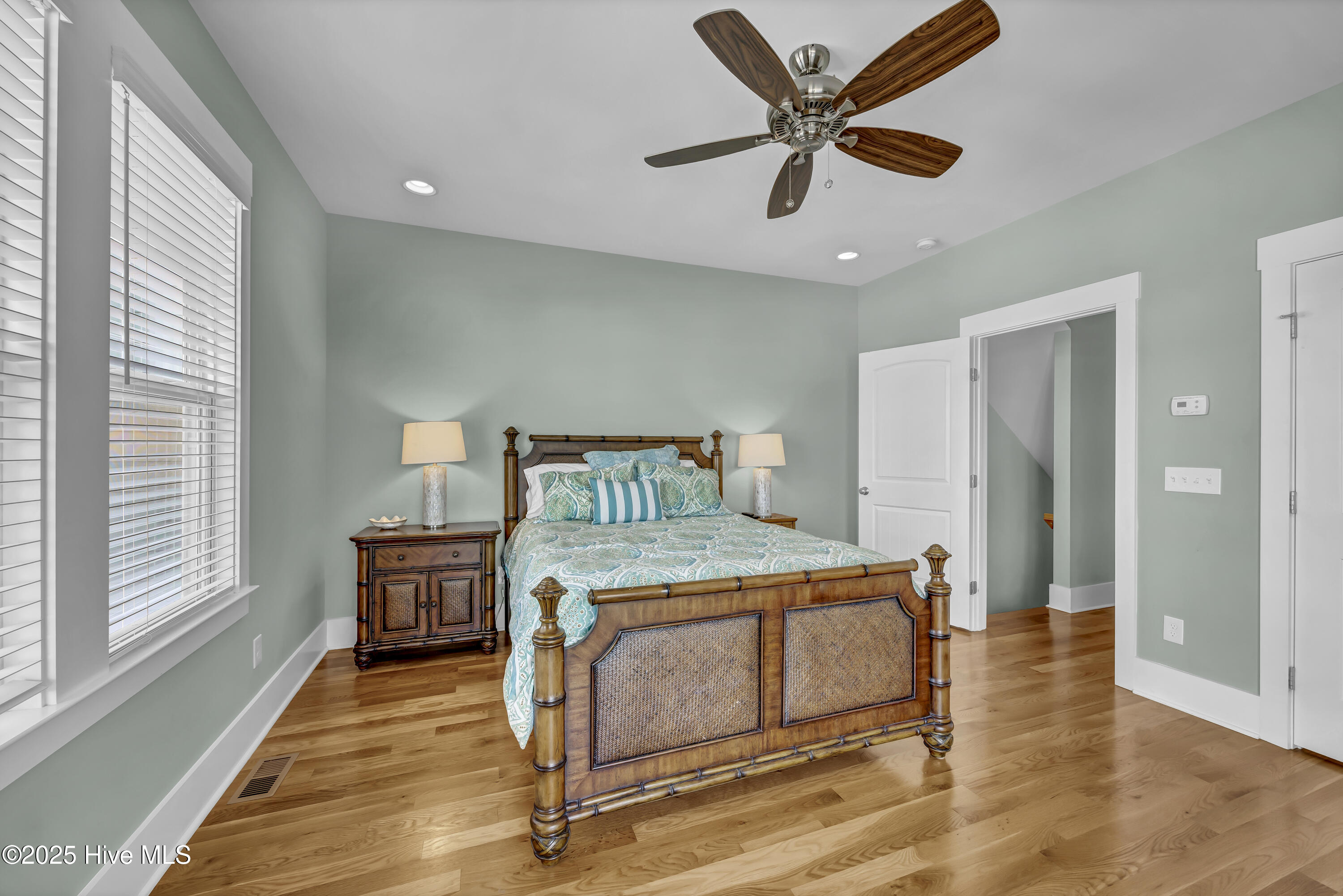 100535596 | Photo 42