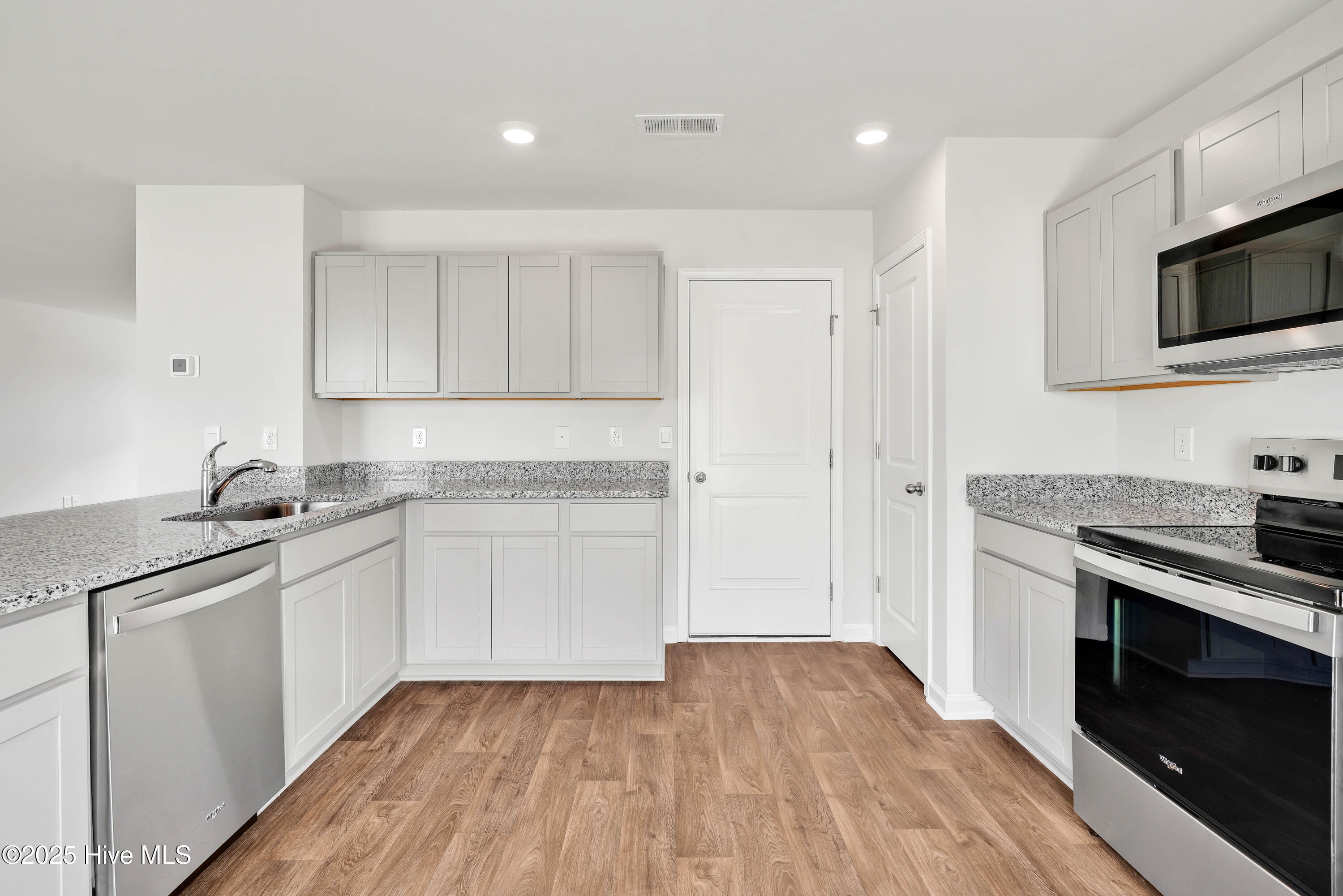 100518882 | Photo 12