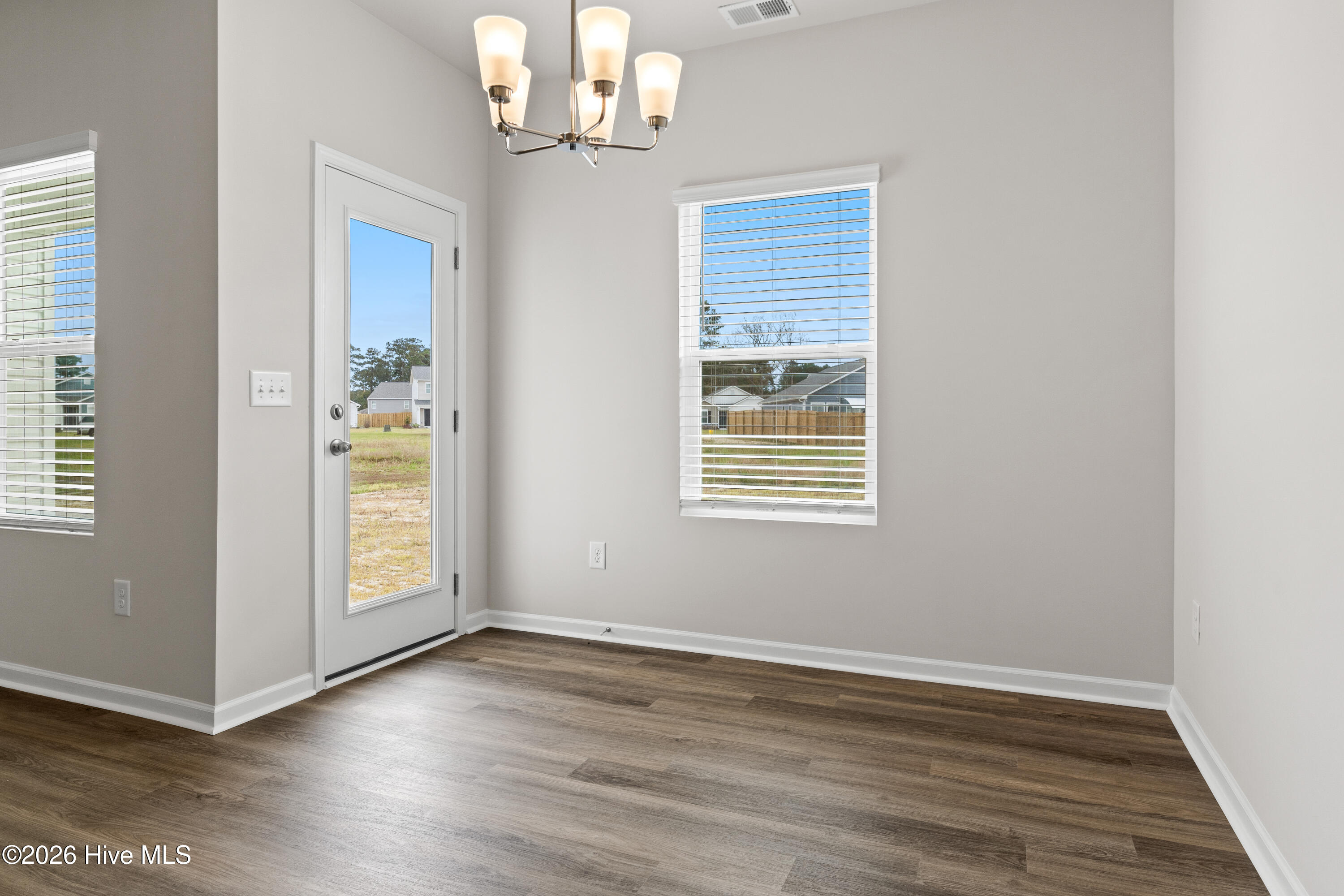 100567878 | Photo 17