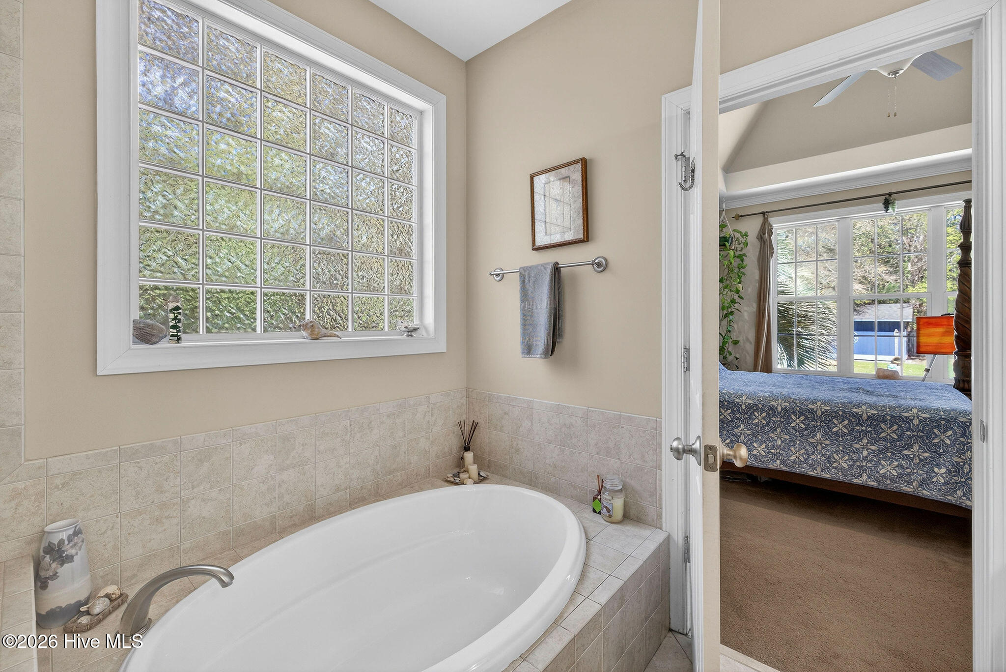 100568034 | Photo 14