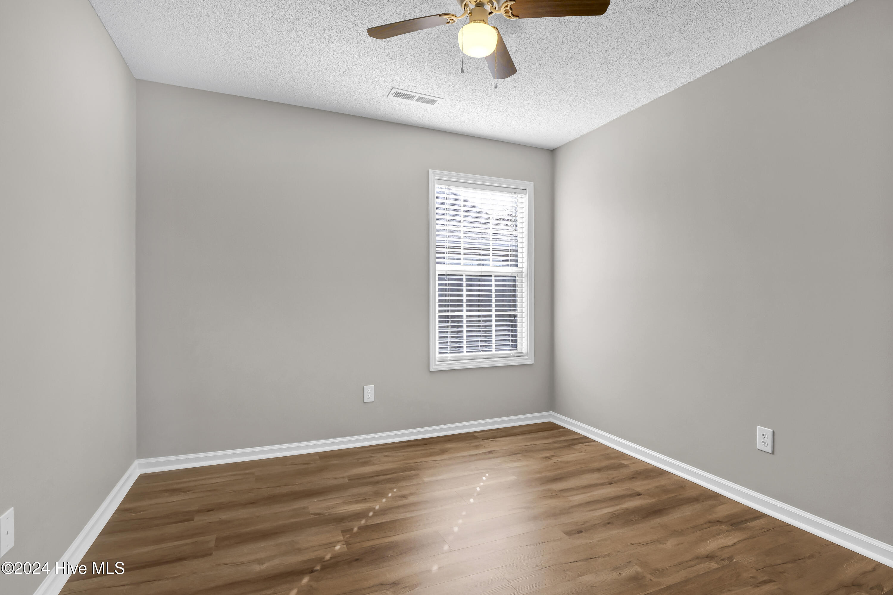 100565199 | Photo 19