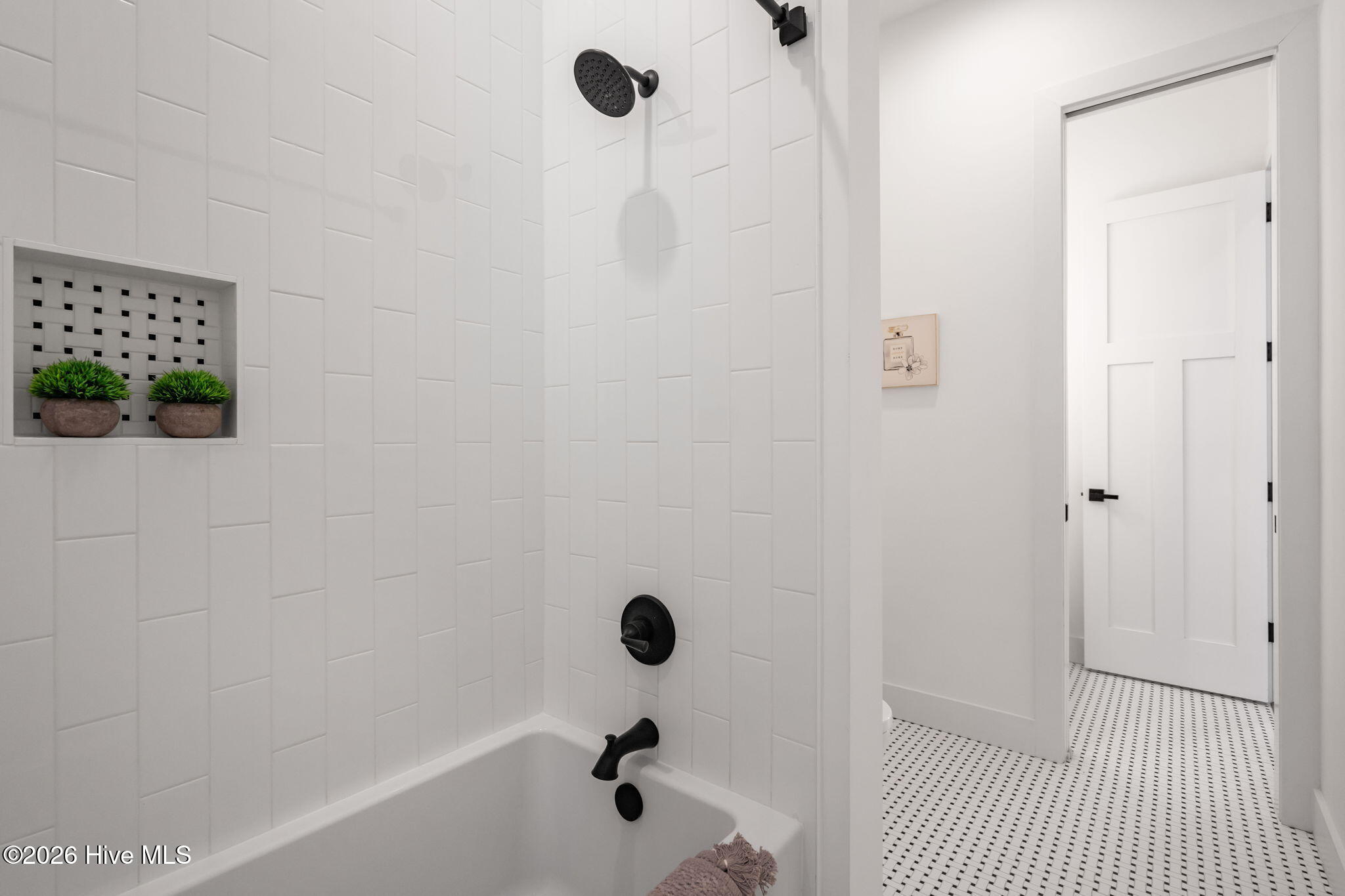 100566934 | Photo 50