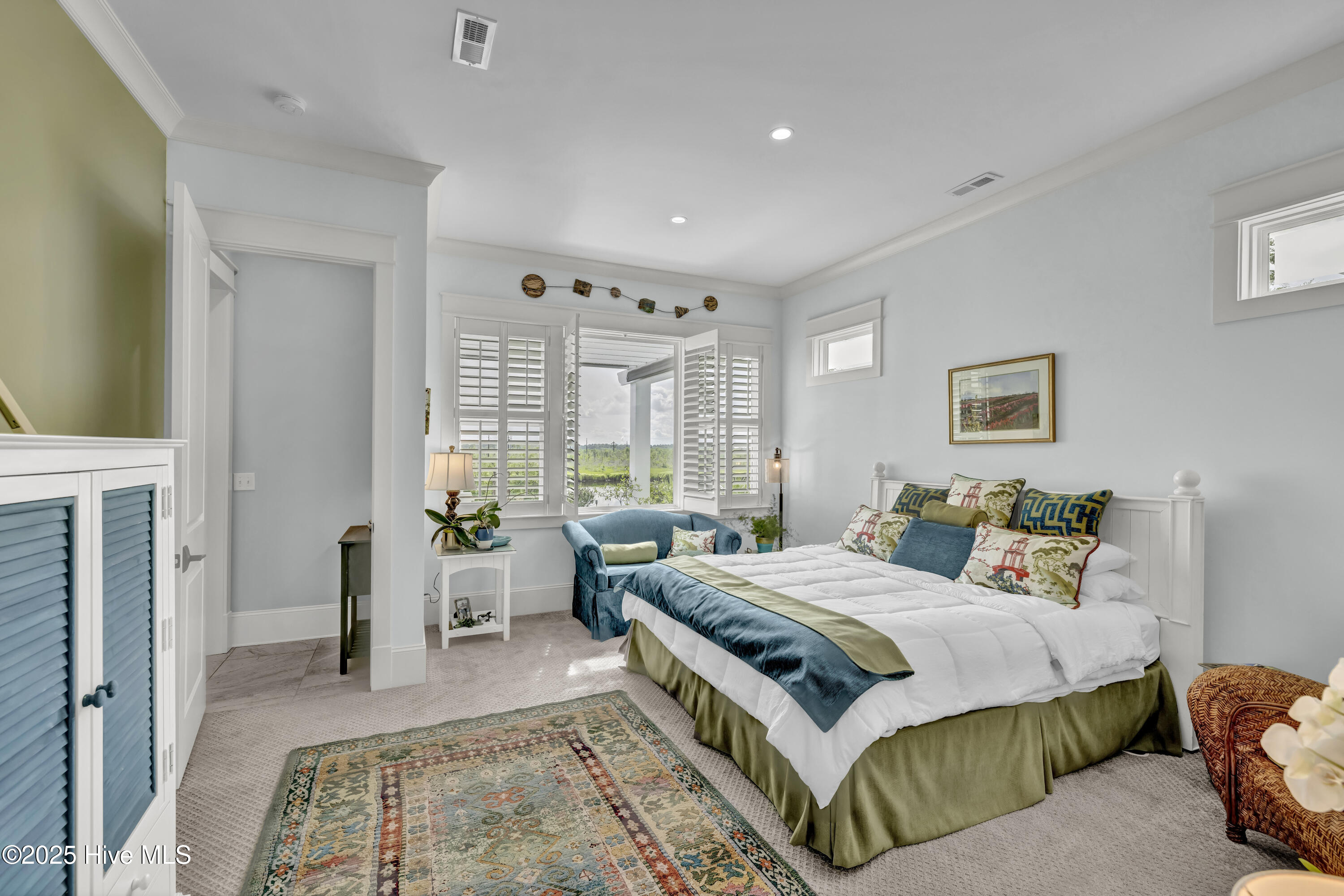 100537011 | Photo 42