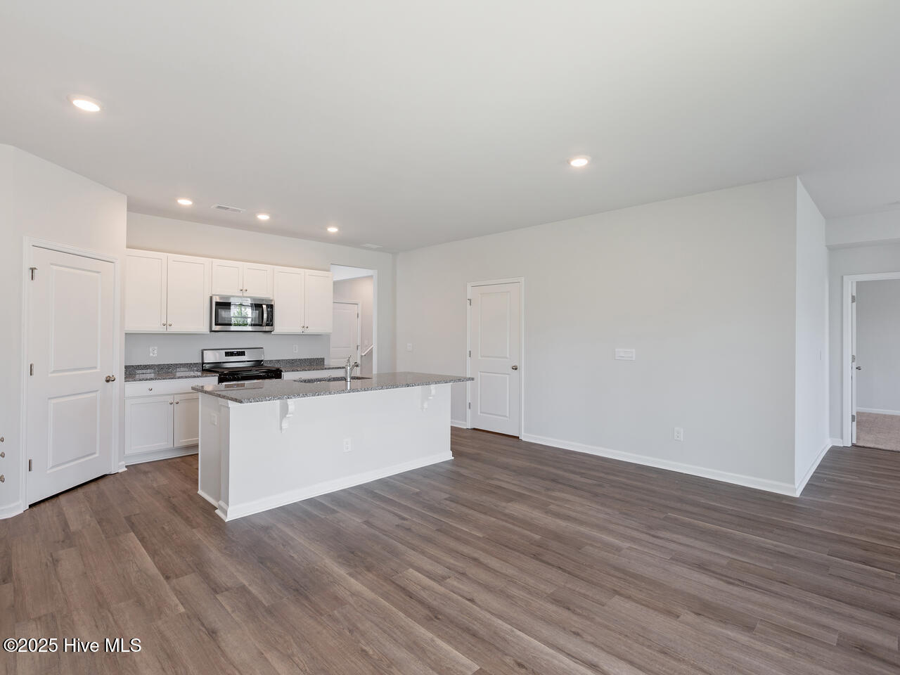 100547716 | Photo 13