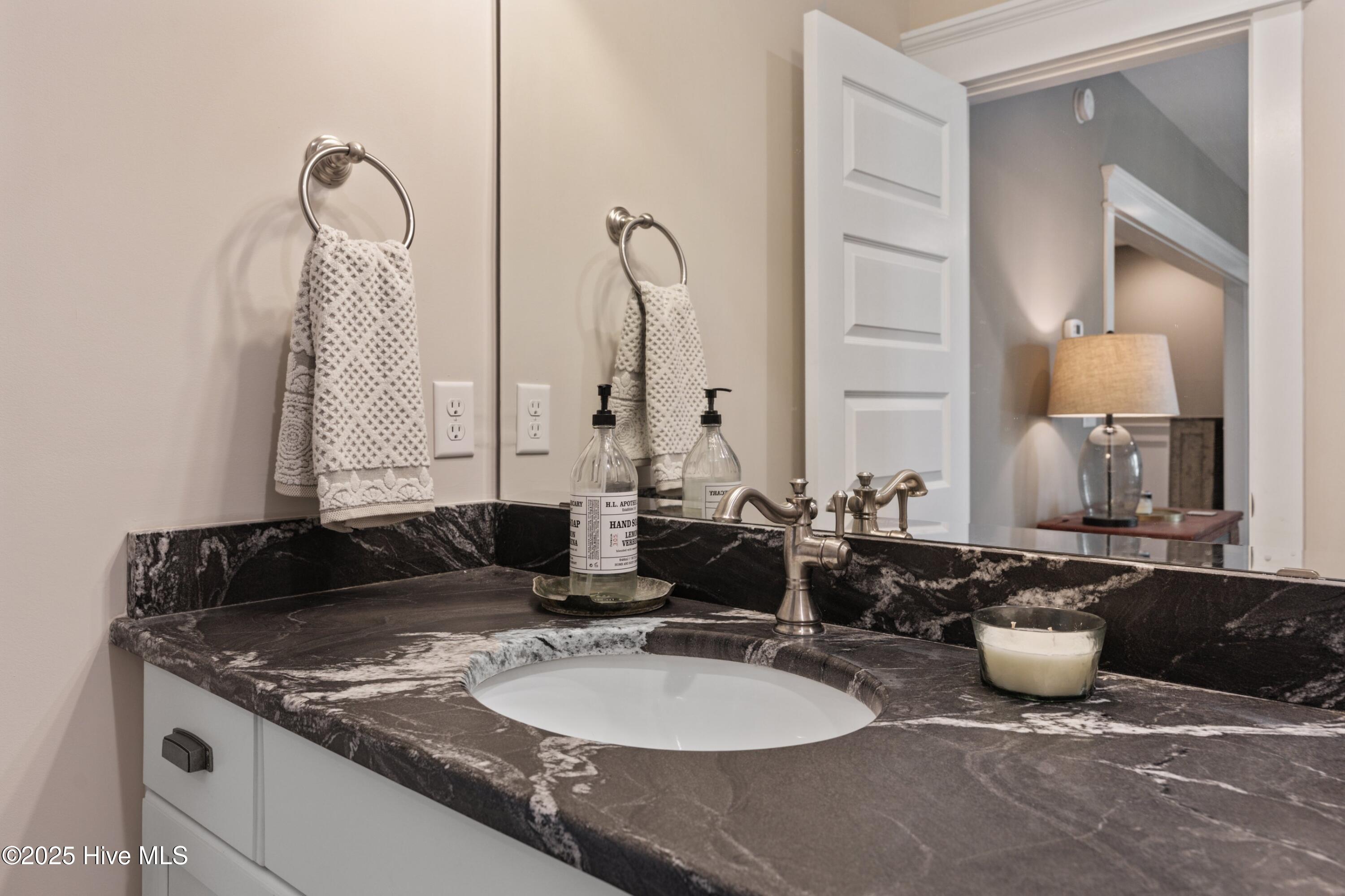 100507237 | Photo 30