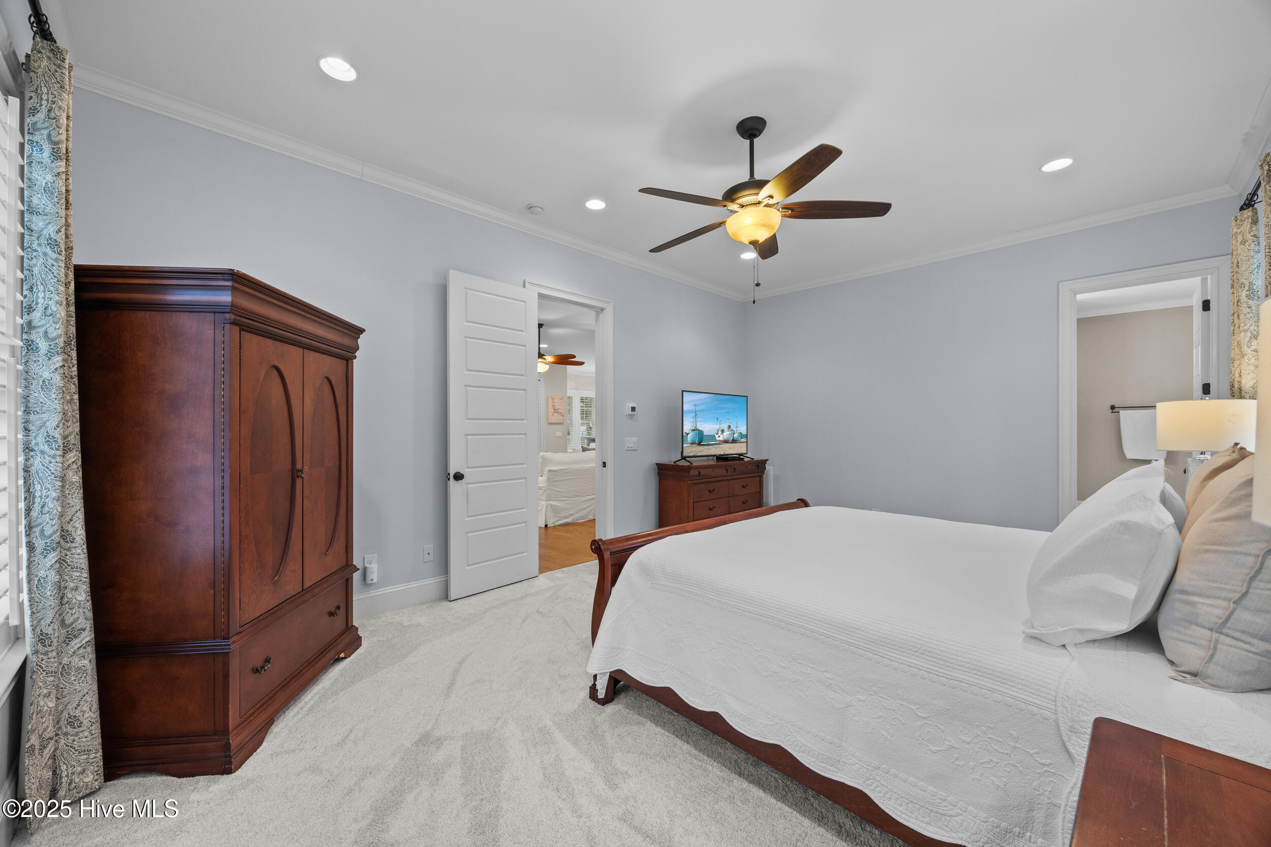 100570509 | Photo 42