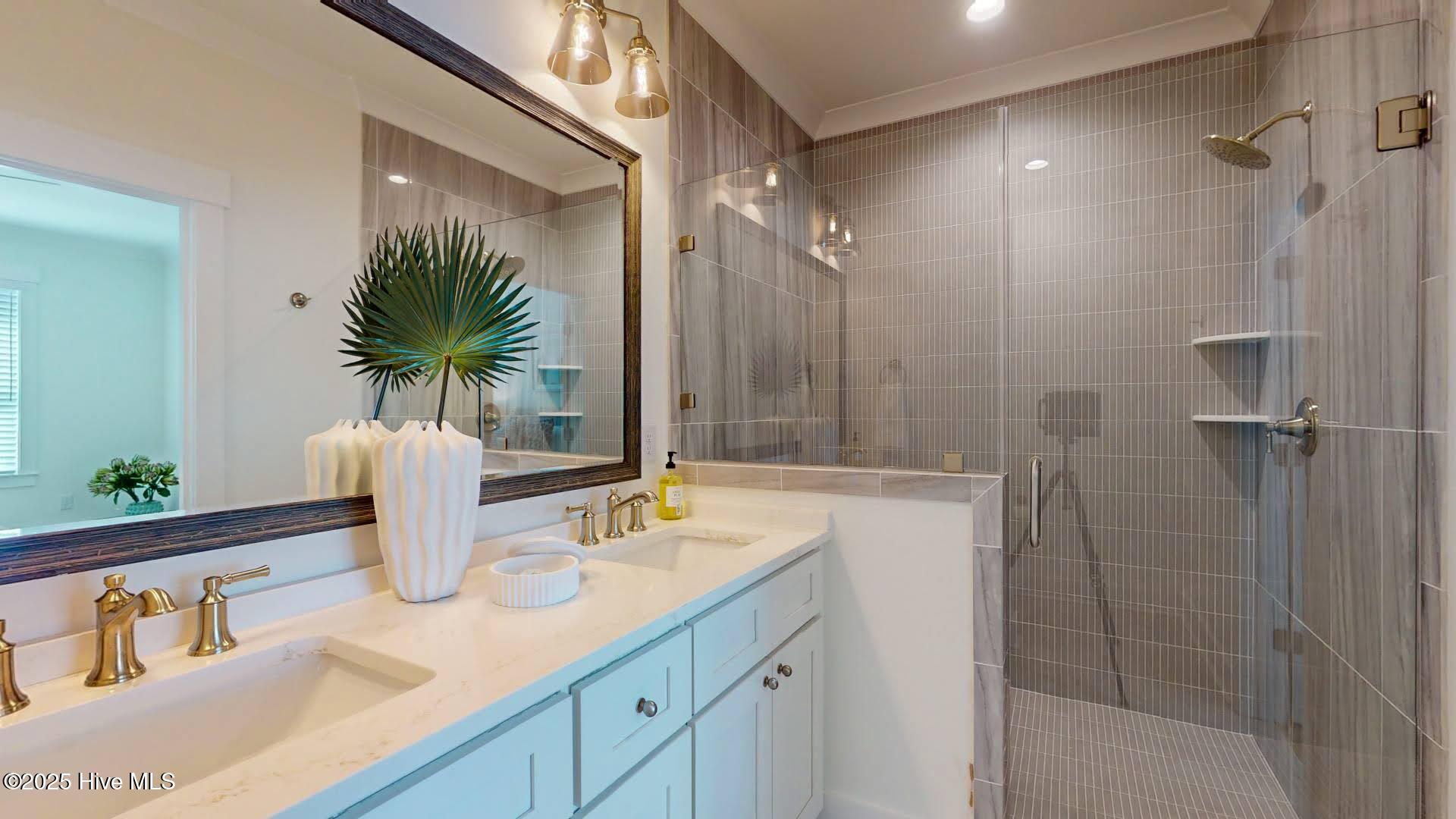 100560716 | Photo 52