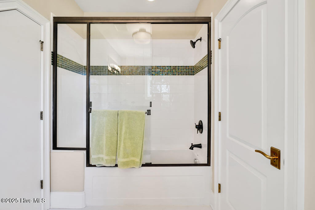 100535984 | Photo 56