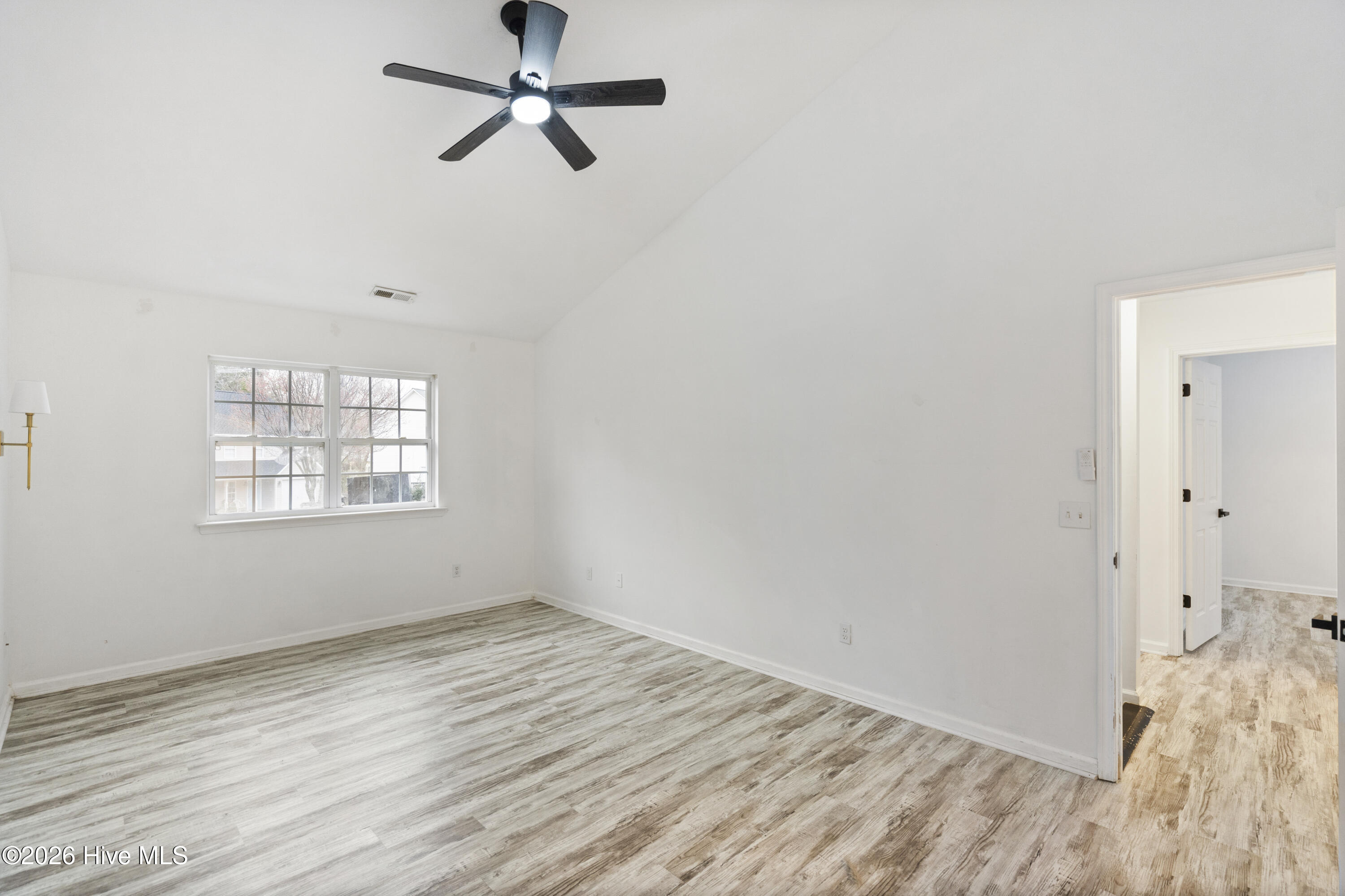 100557847 | Photo 17