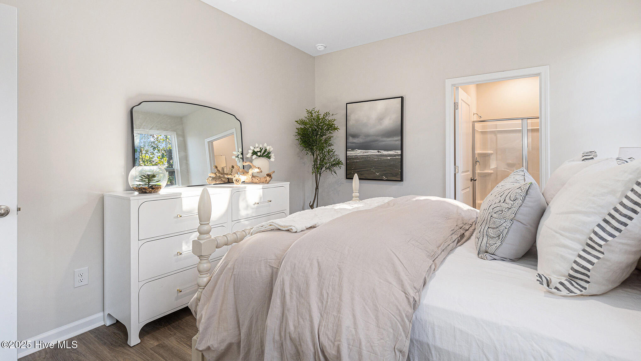 100556043 | Photo 15