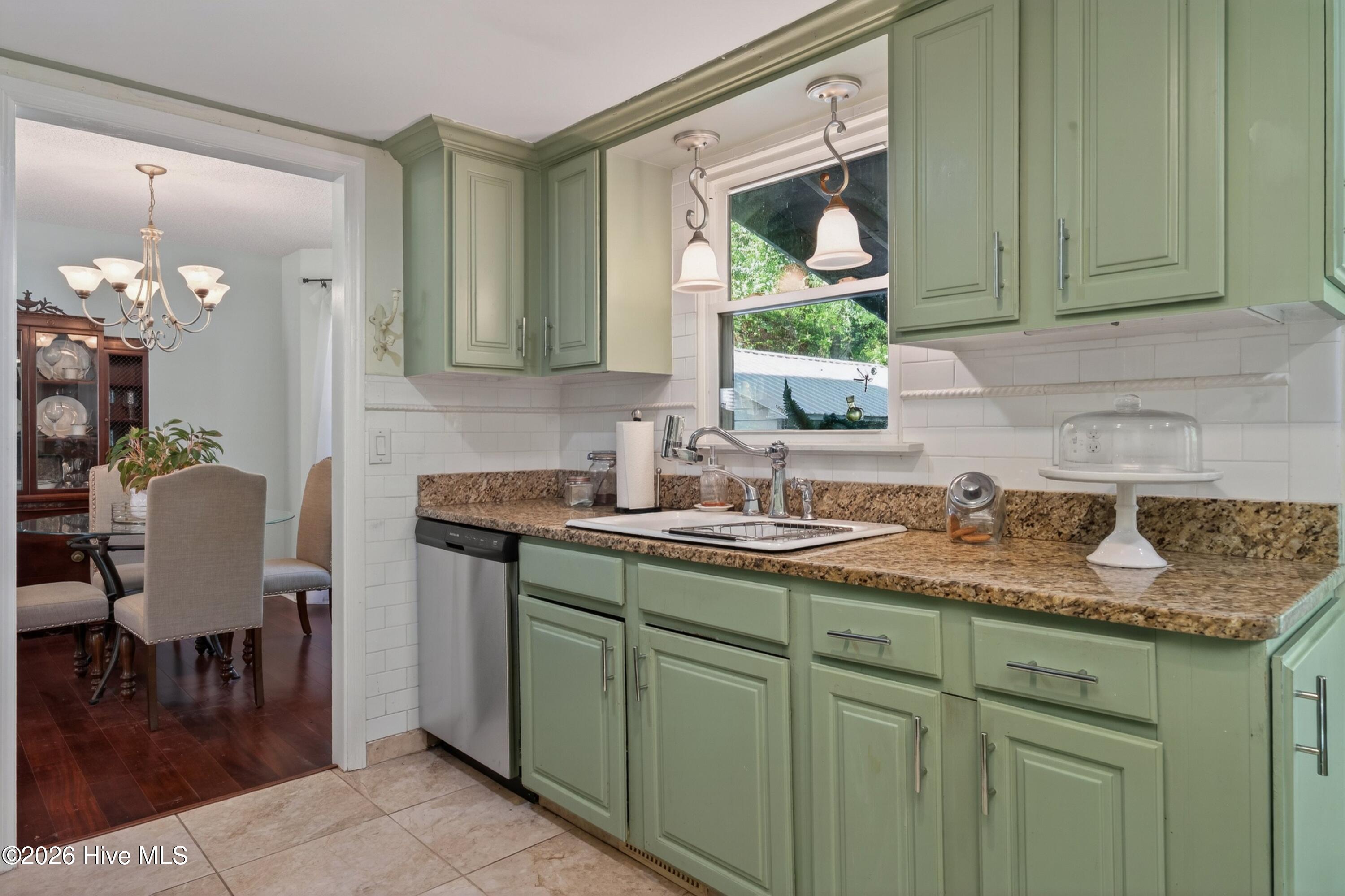 100569160 | Photo 18