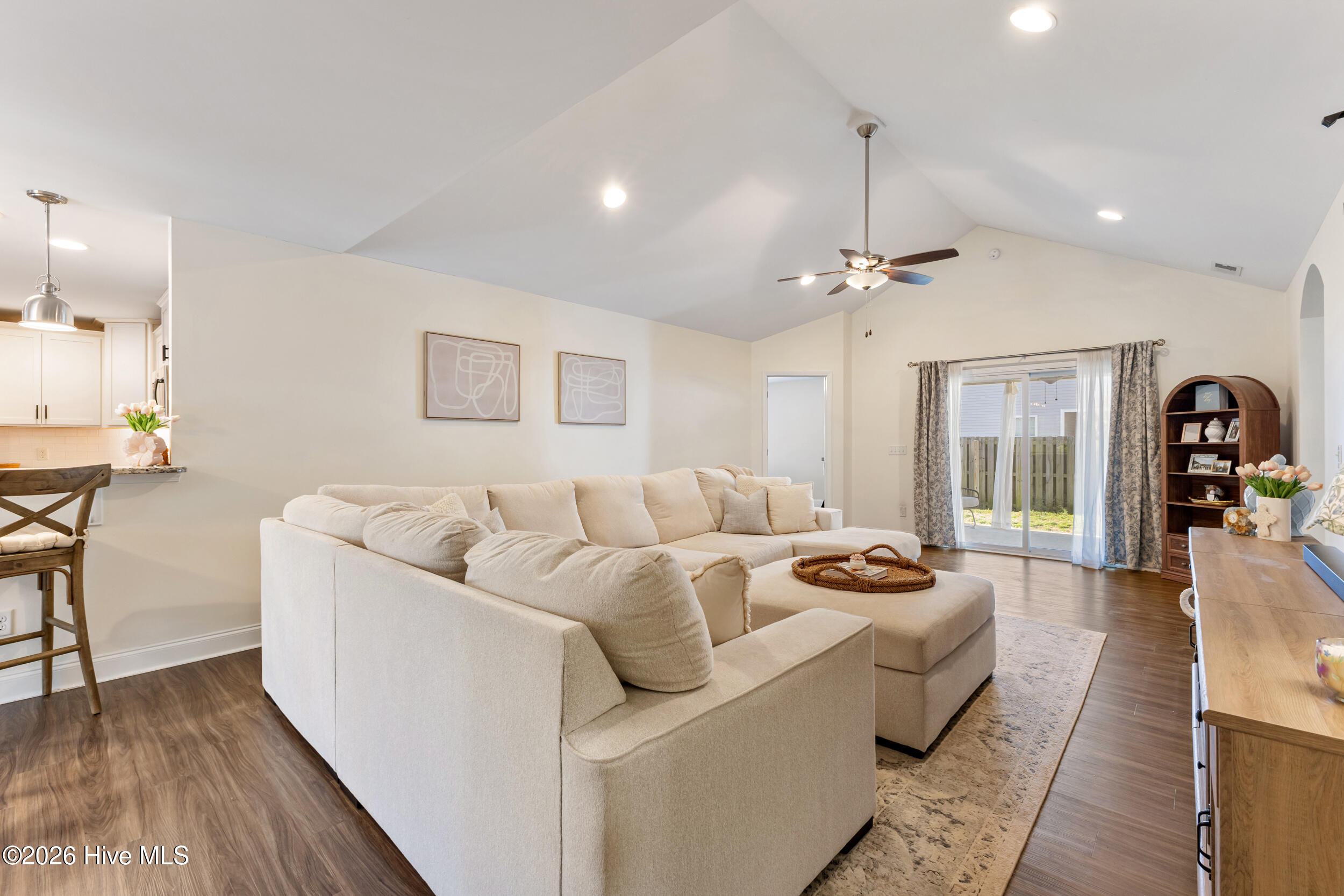 100557086 | Photo 15