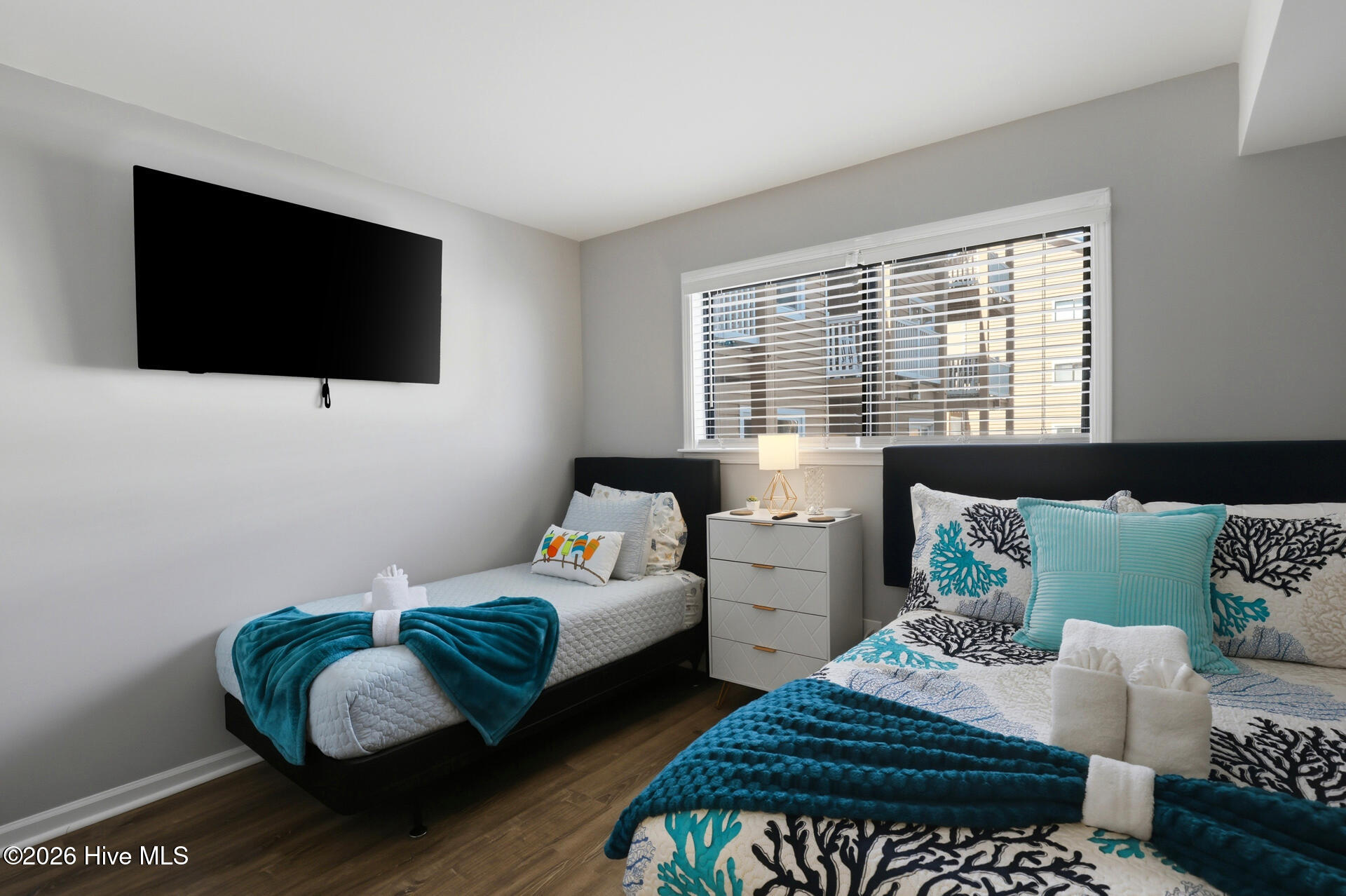 100563328 | Photo 17