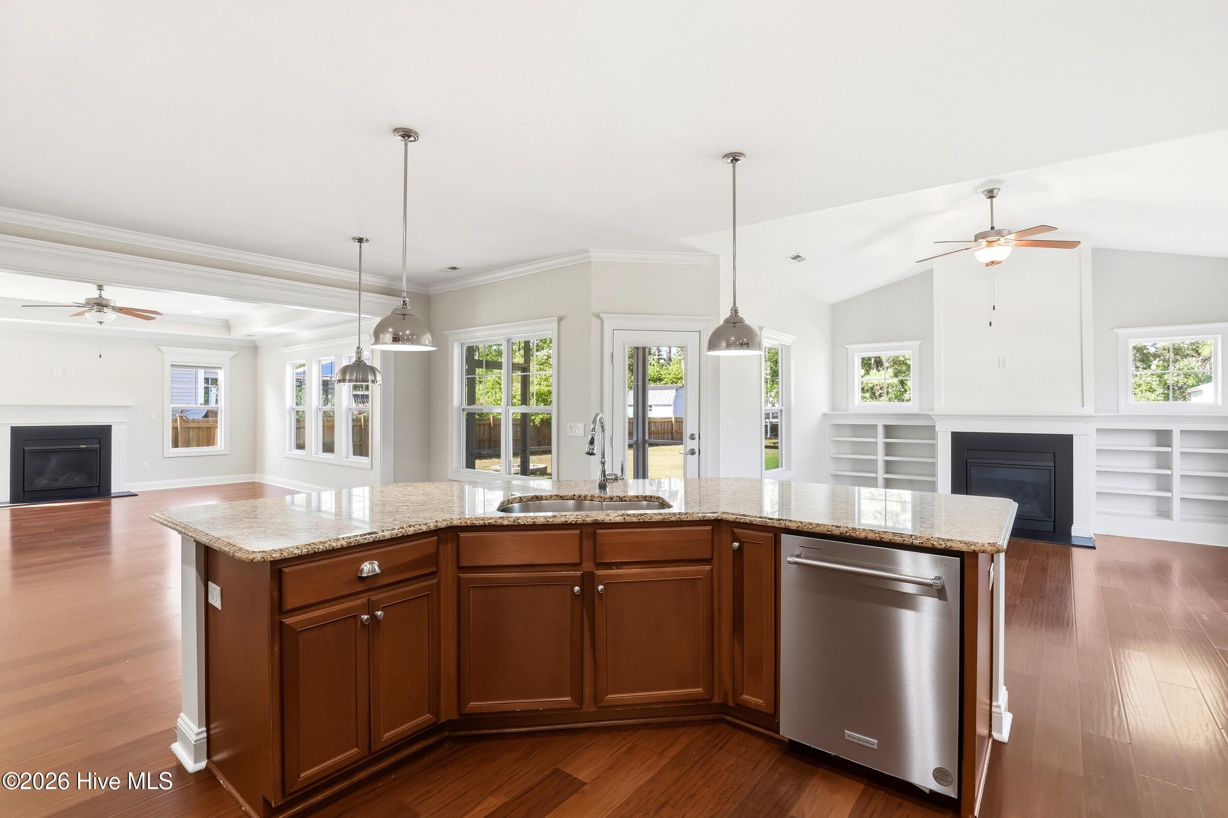 100569352 | Photo 15