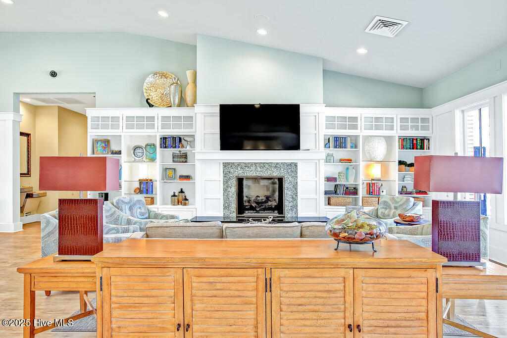 100531684 | Photo 36