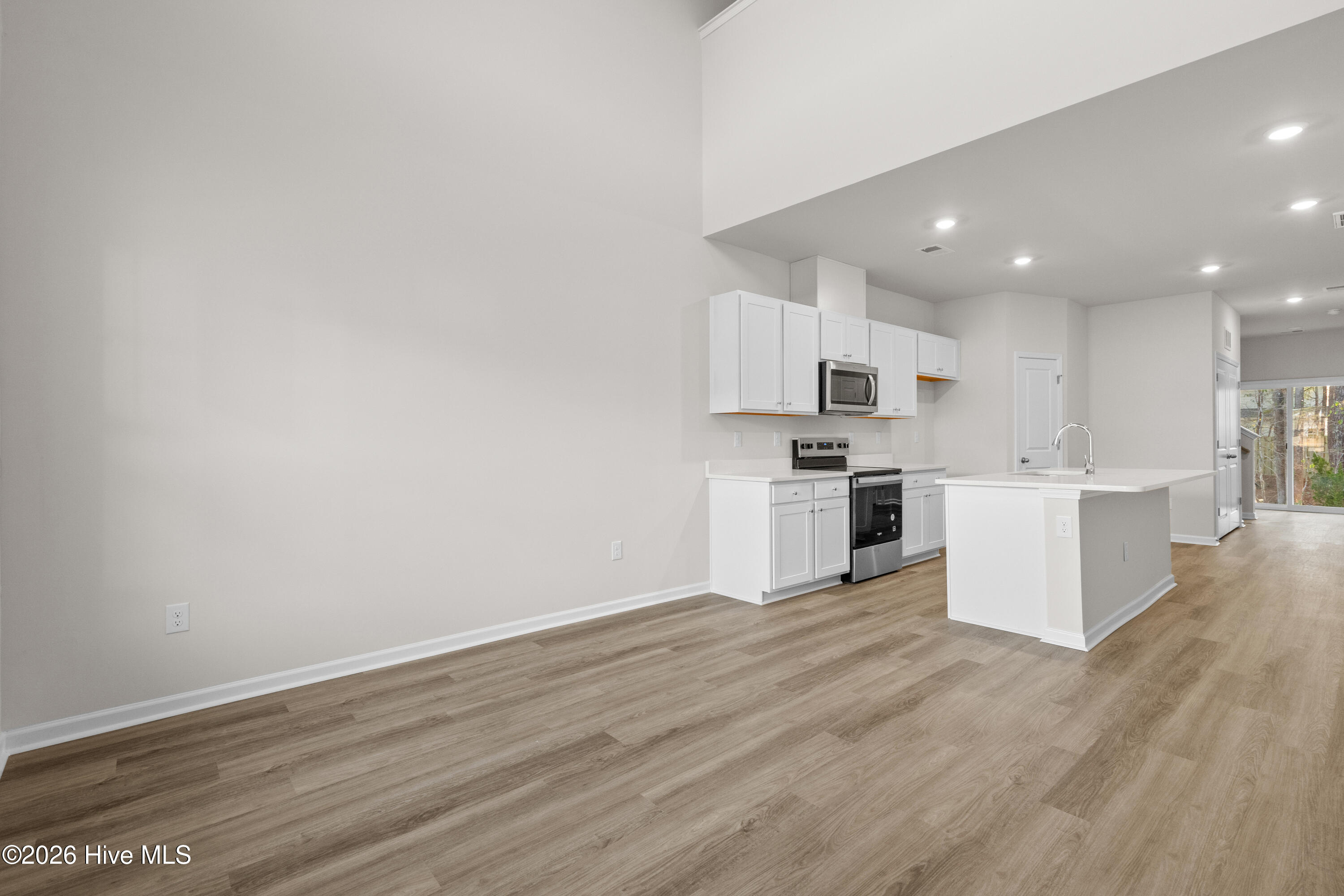 100562786 | Photo 25