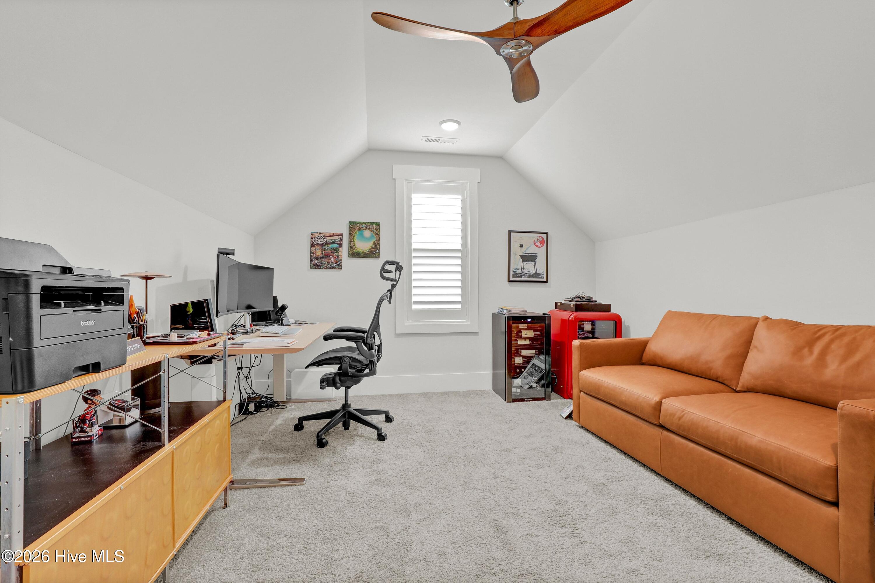 100565669 | Photo 34