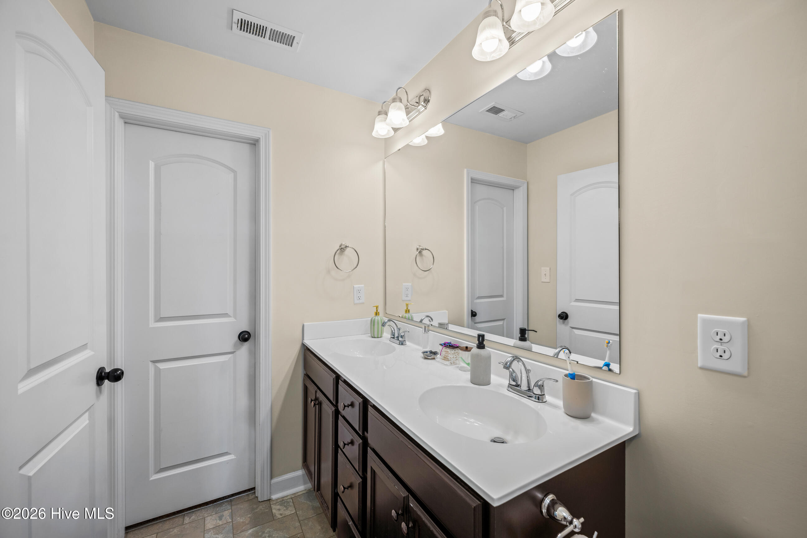 100550878 | Photo 21