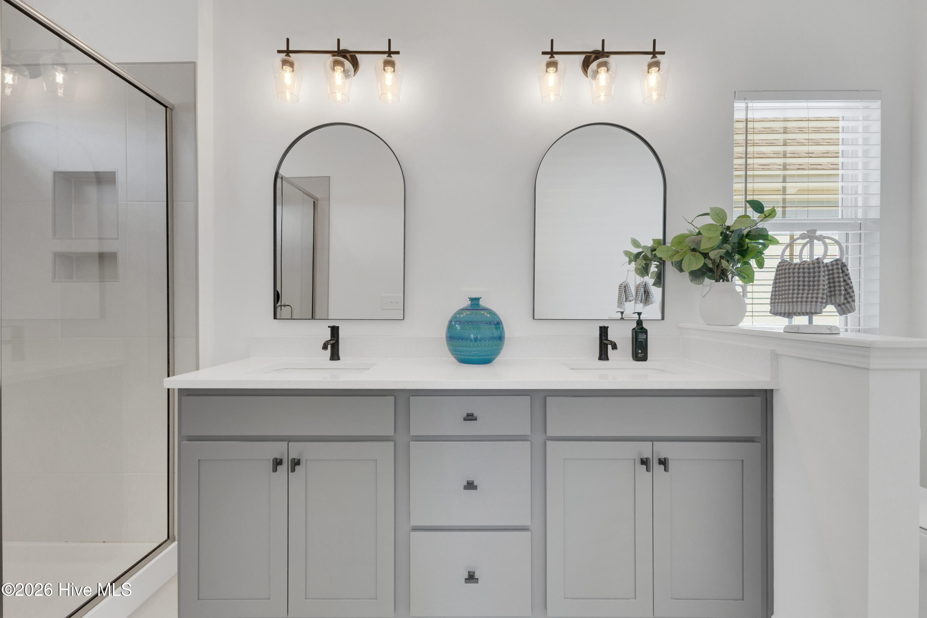 100566807 | Photo 24