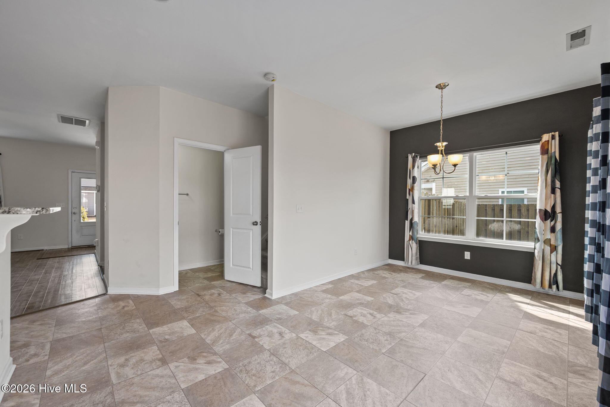 100555792 | Photo 12