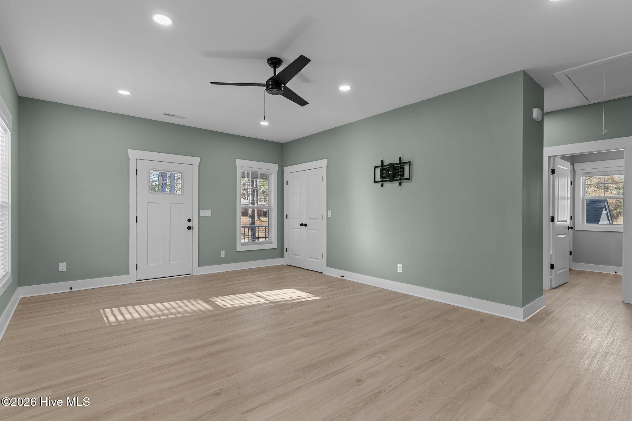 100548399 | Photo 11