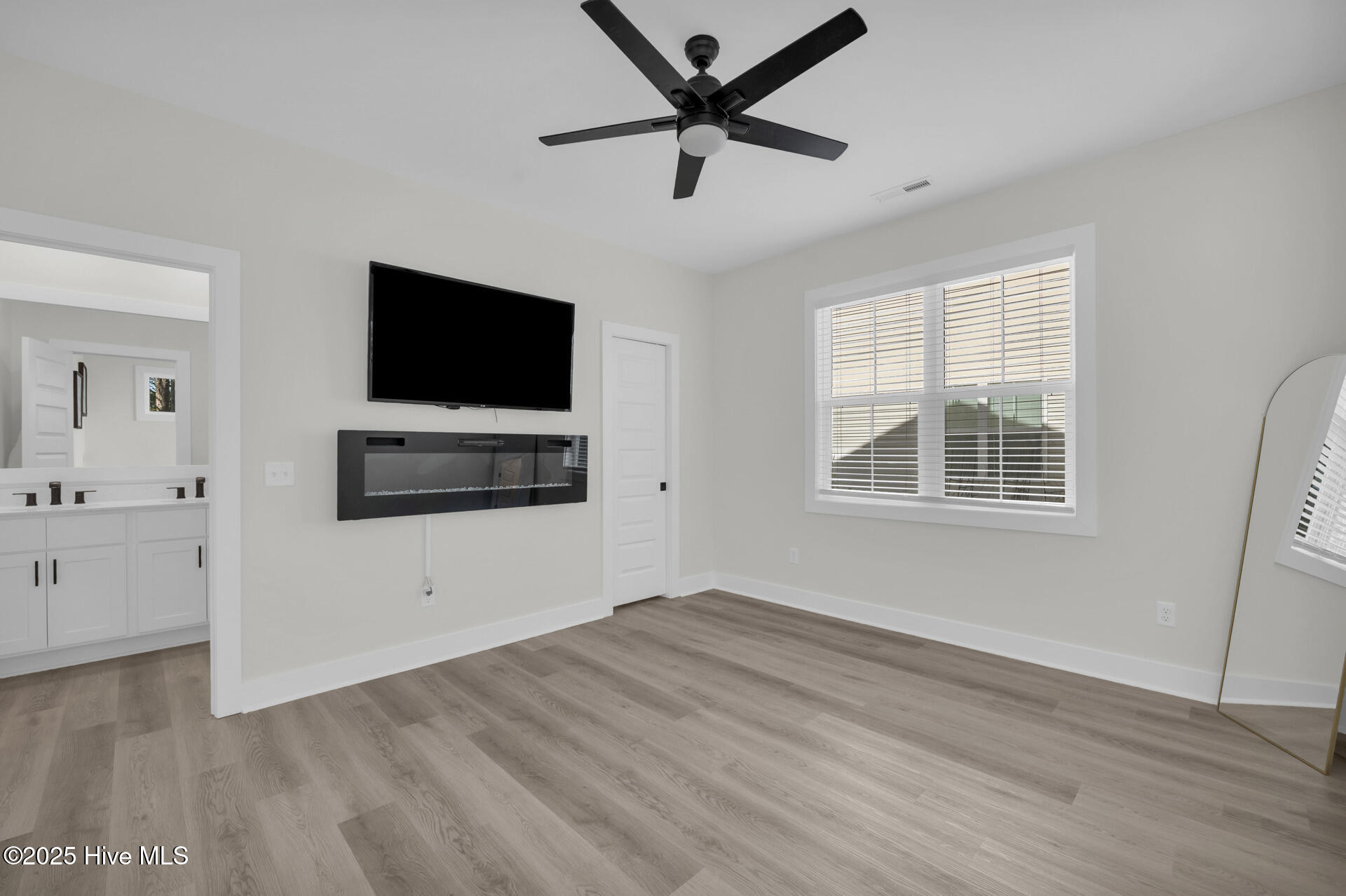 100537443 | Photo 16