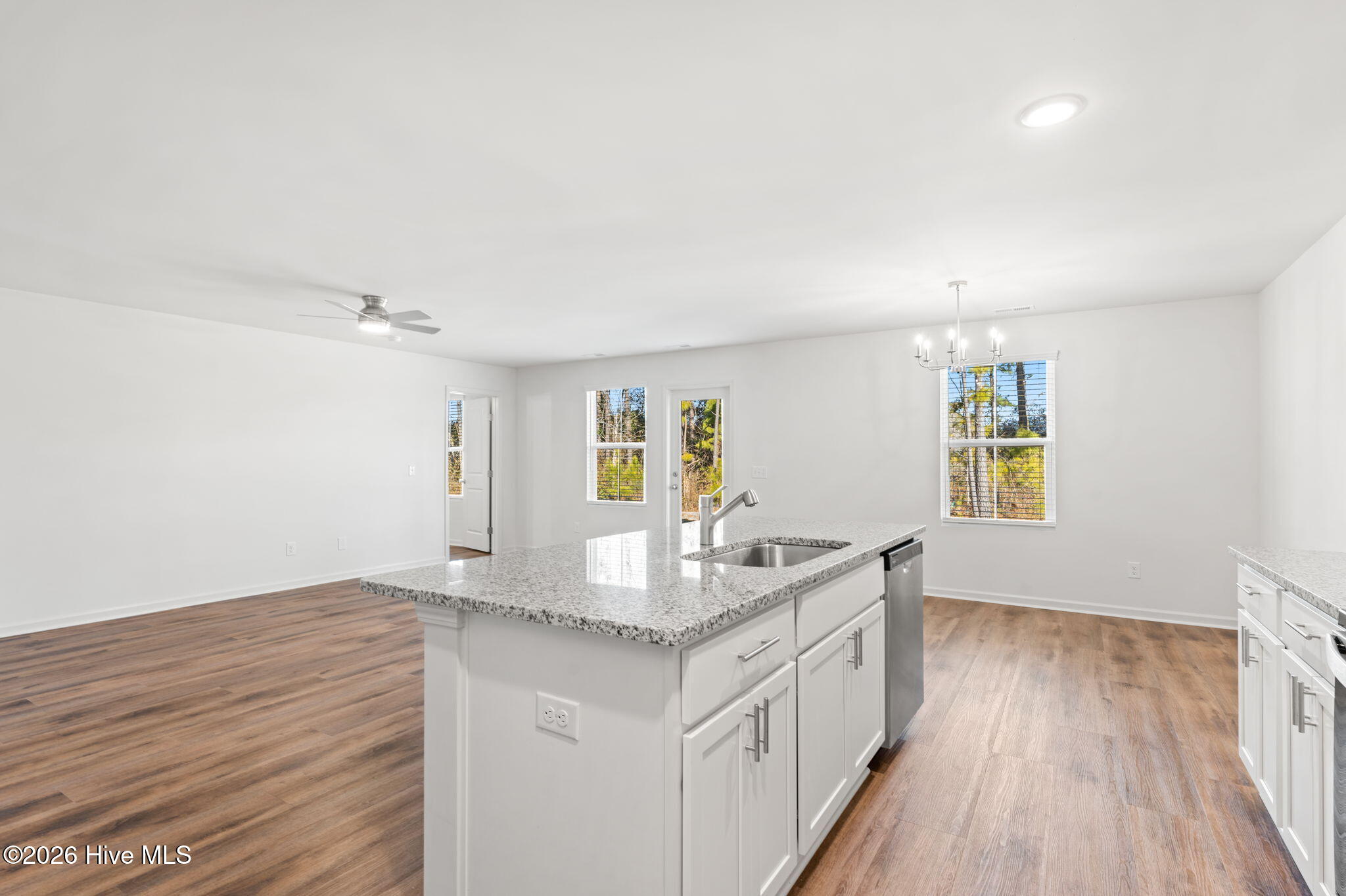 100549751 | Photo 27