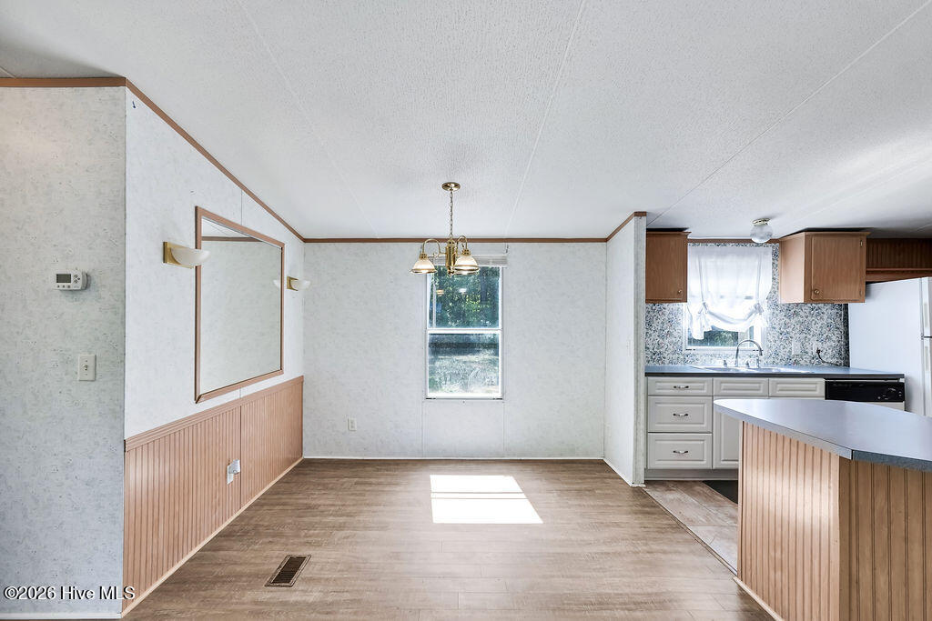 100569938 | Photo 14