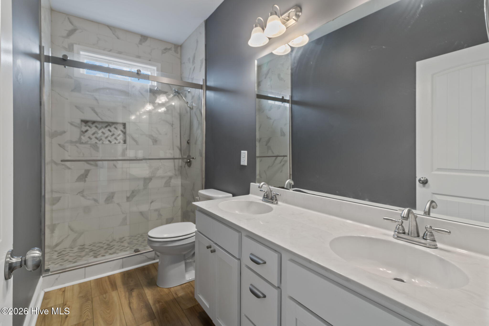 100560163 | Photo 27