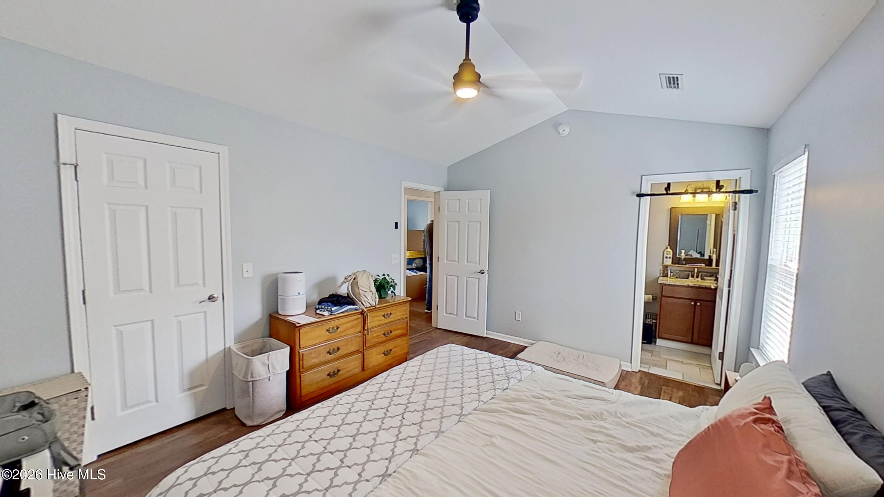 100563061 | Photo 11