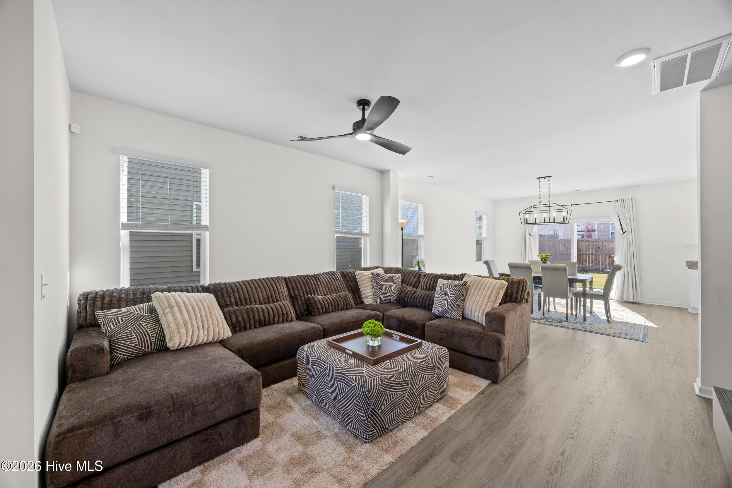 100568989 | Photo 10