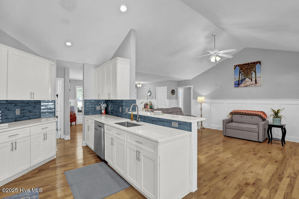 100532845 | Photo 13