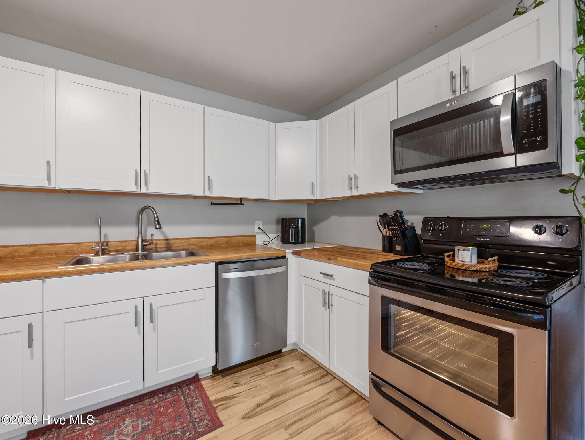 100565303 | Photo 26