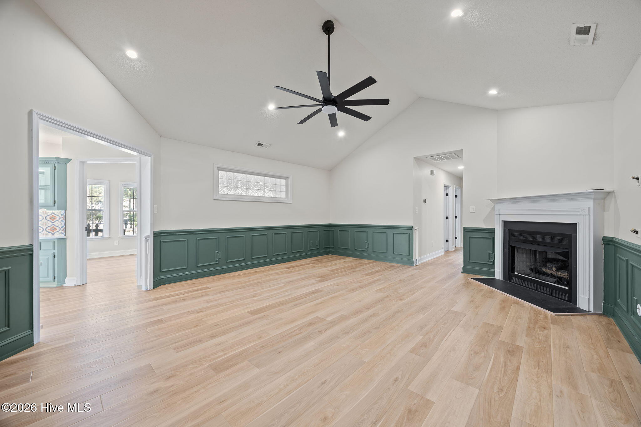 100561724 | Photo 25