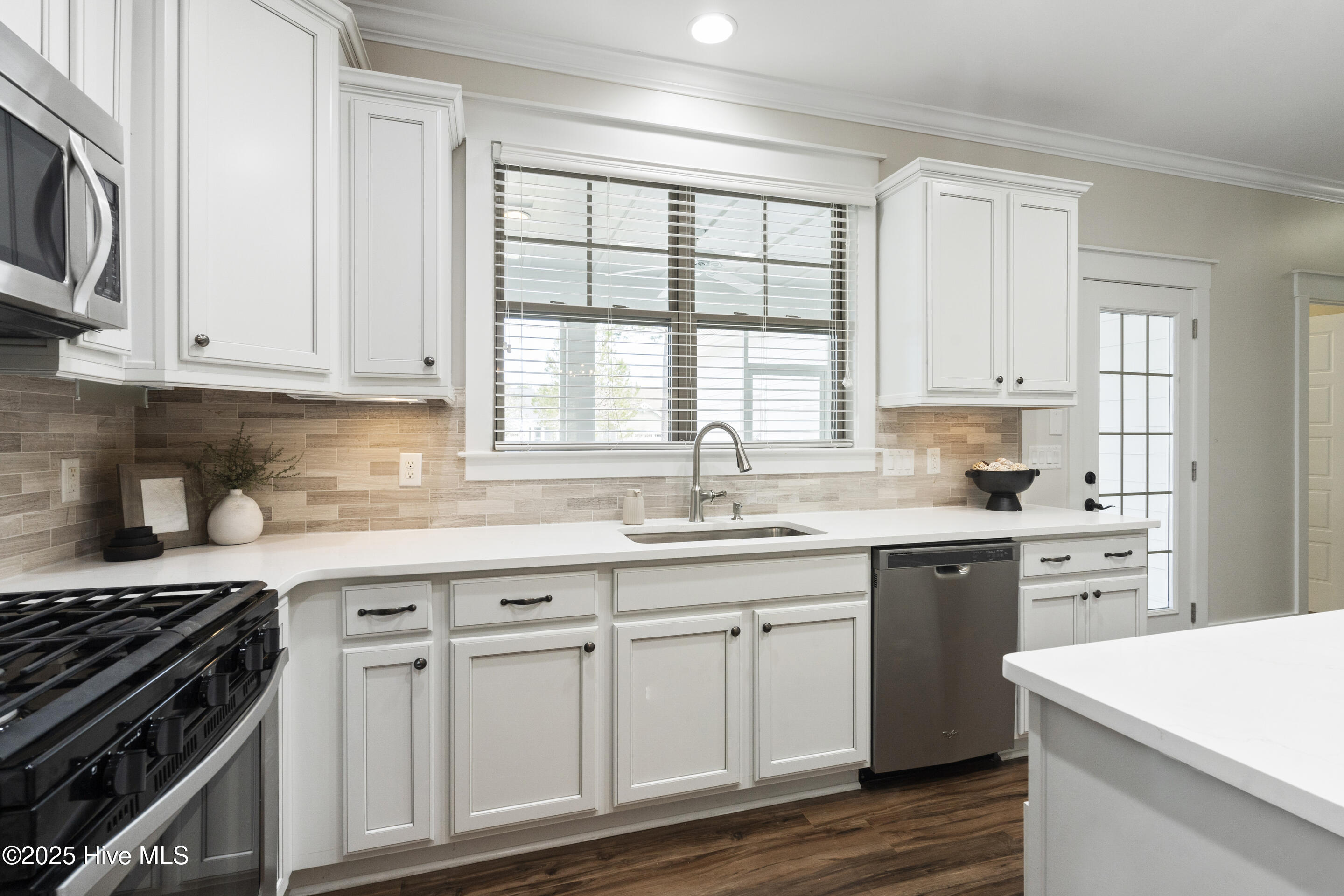 100497870 | Photo 10