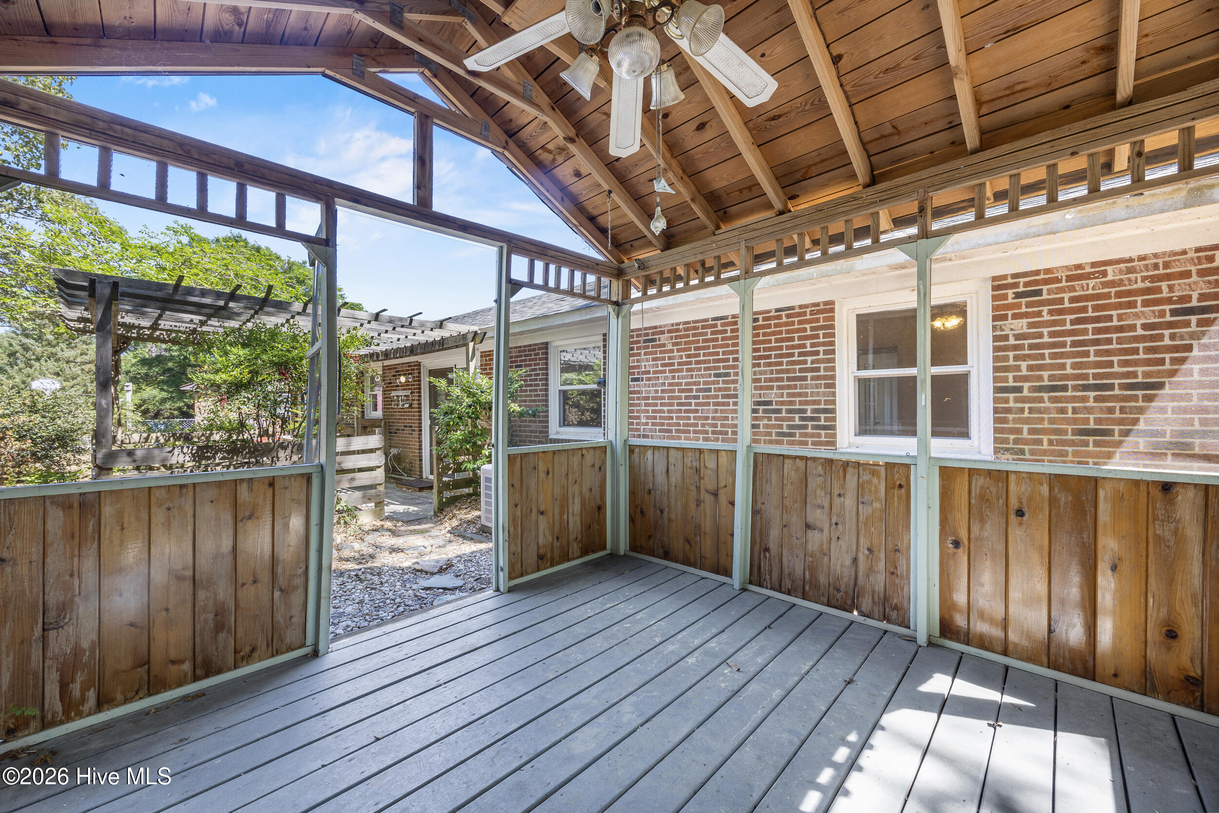 100569025 | Photo 37