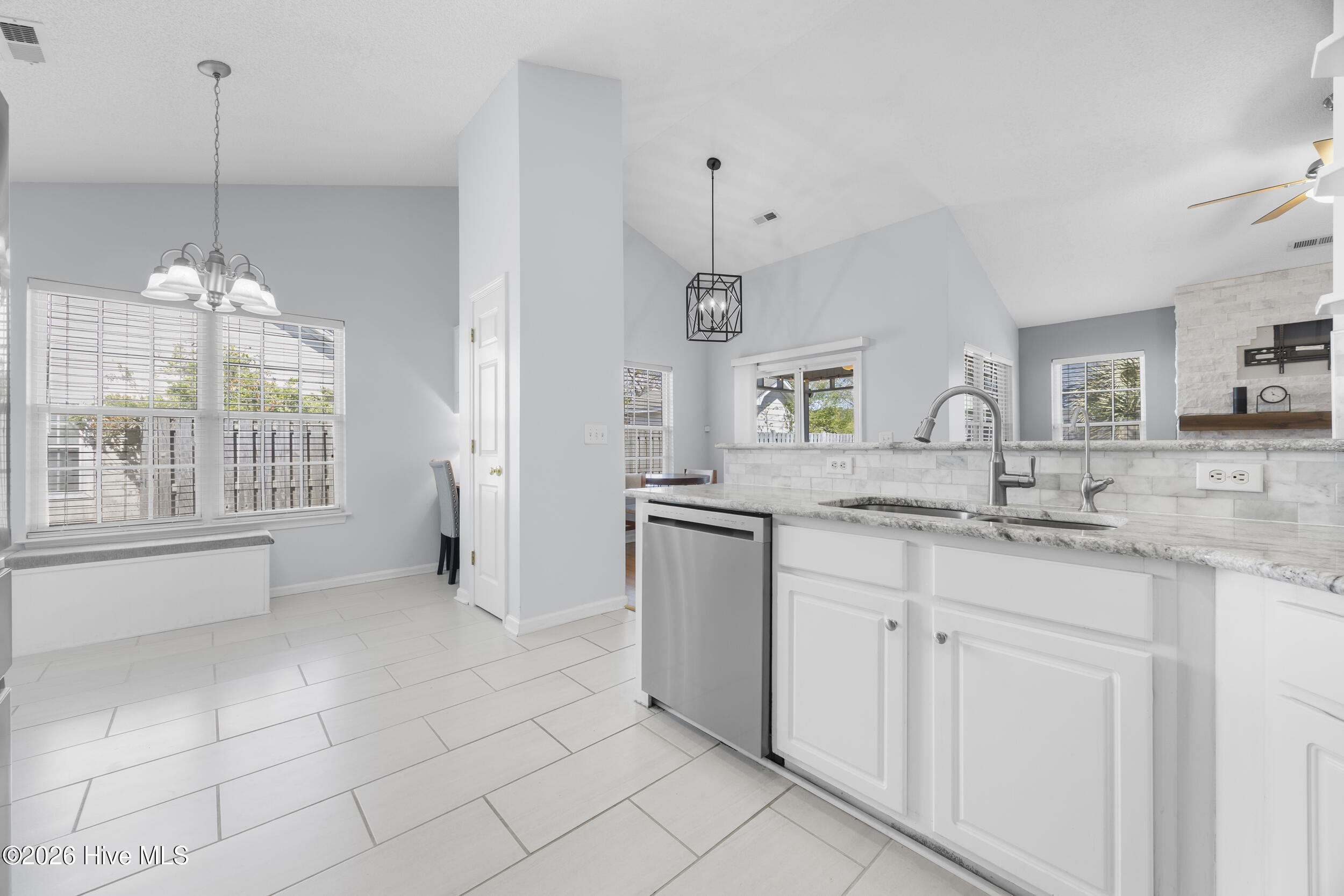 100565263 | Photo 15