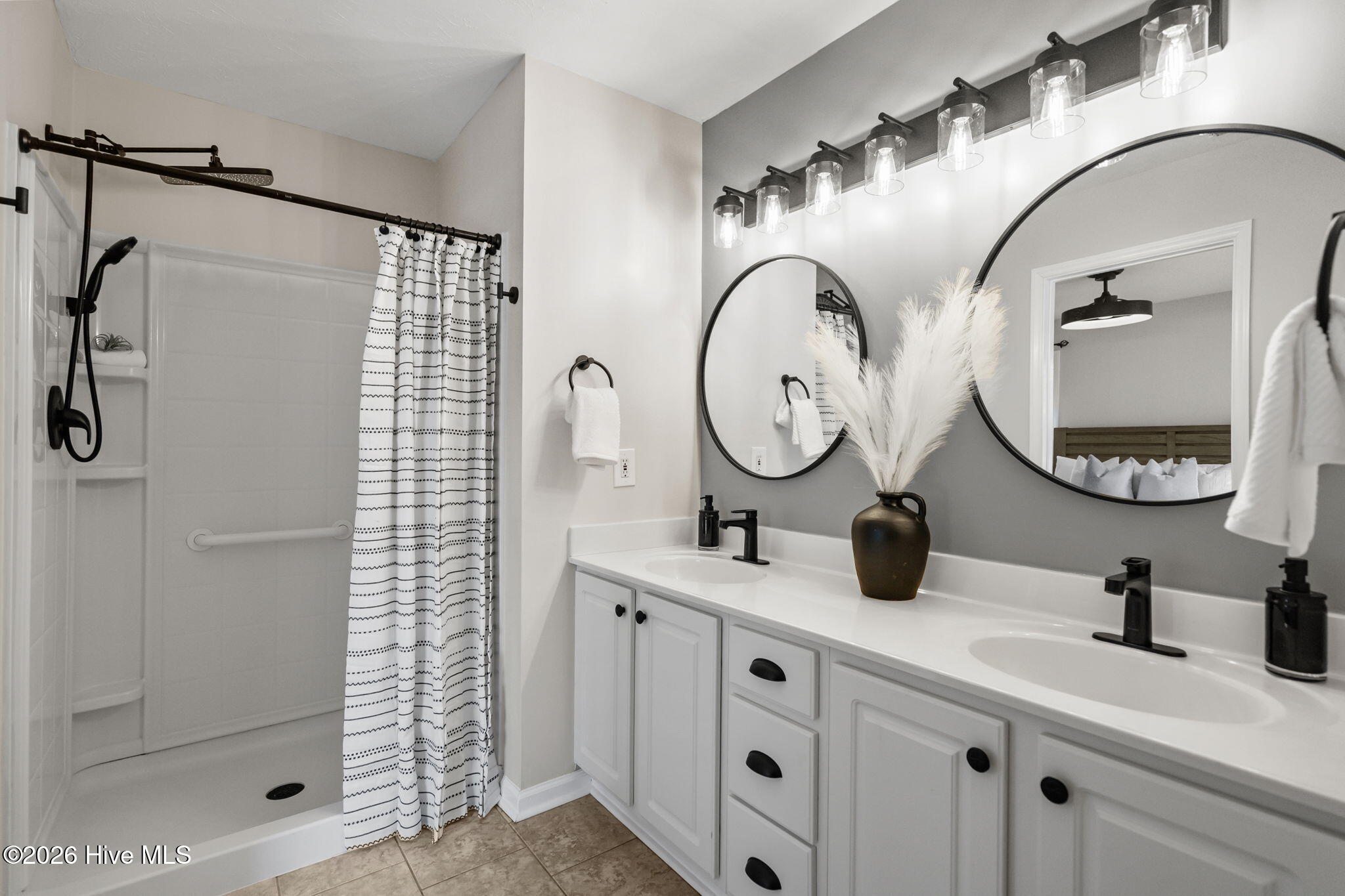 100556215 | Photo 35