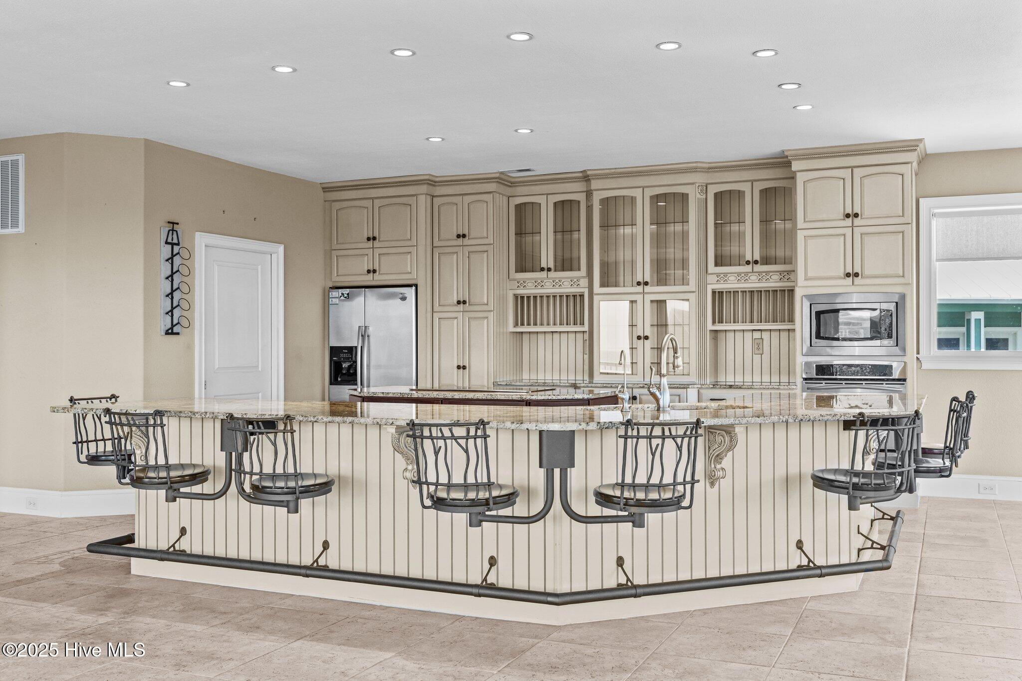 100476259 | Photo 12