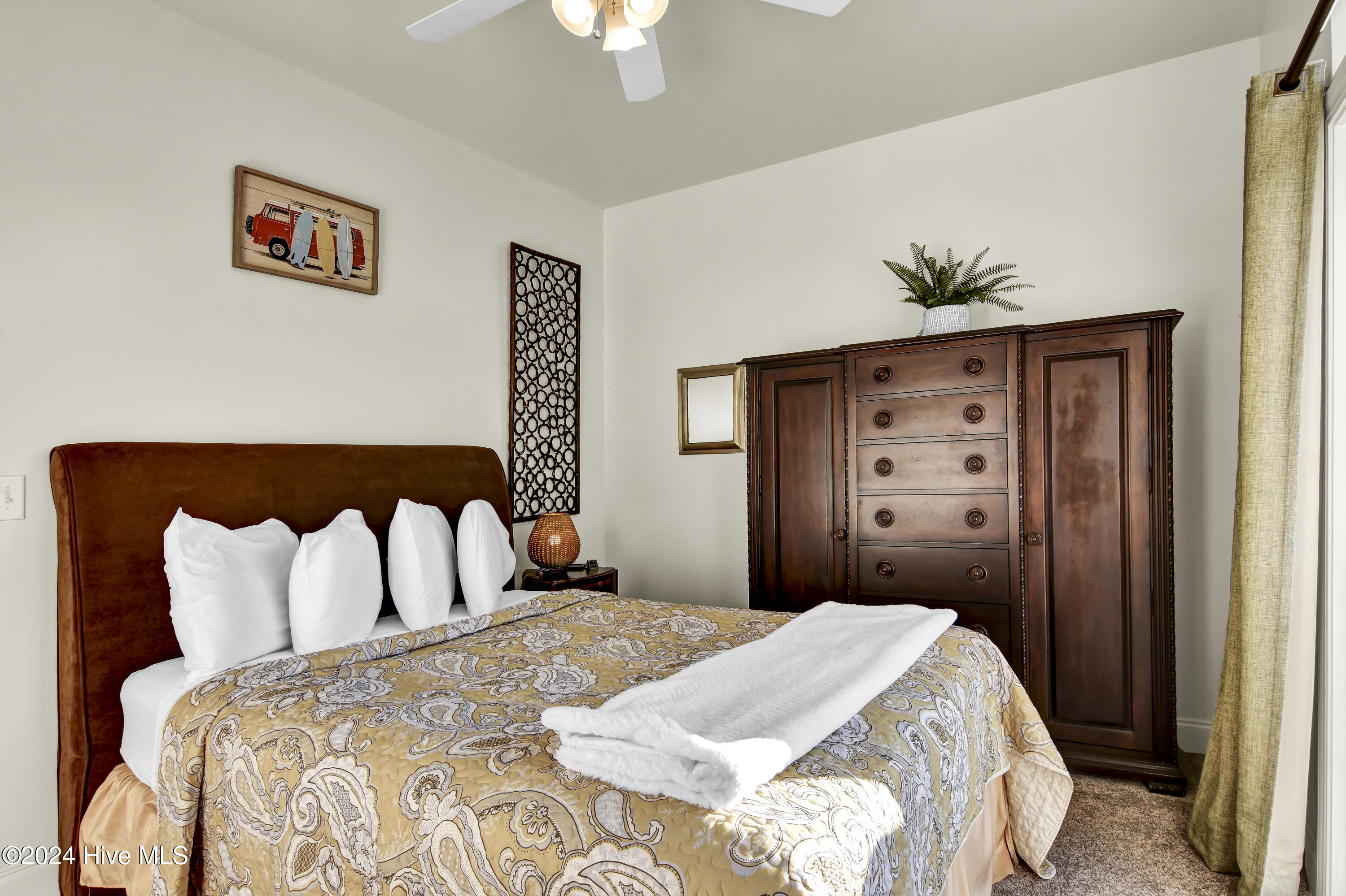 100475790 | Photo 18