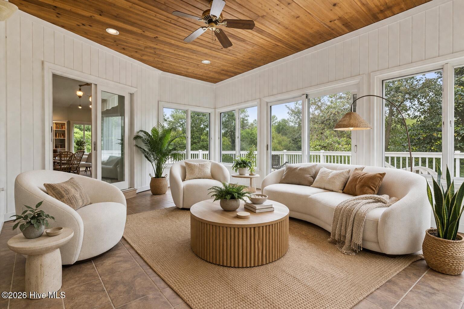 100550384 | Photo 15