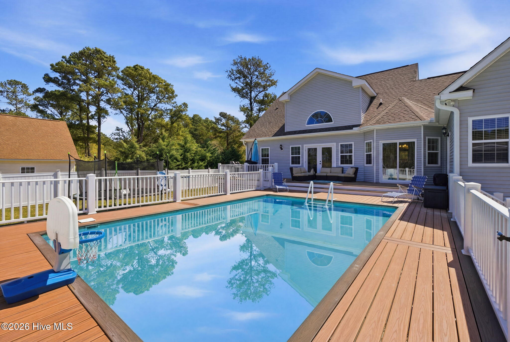 100563483 | Photo 36